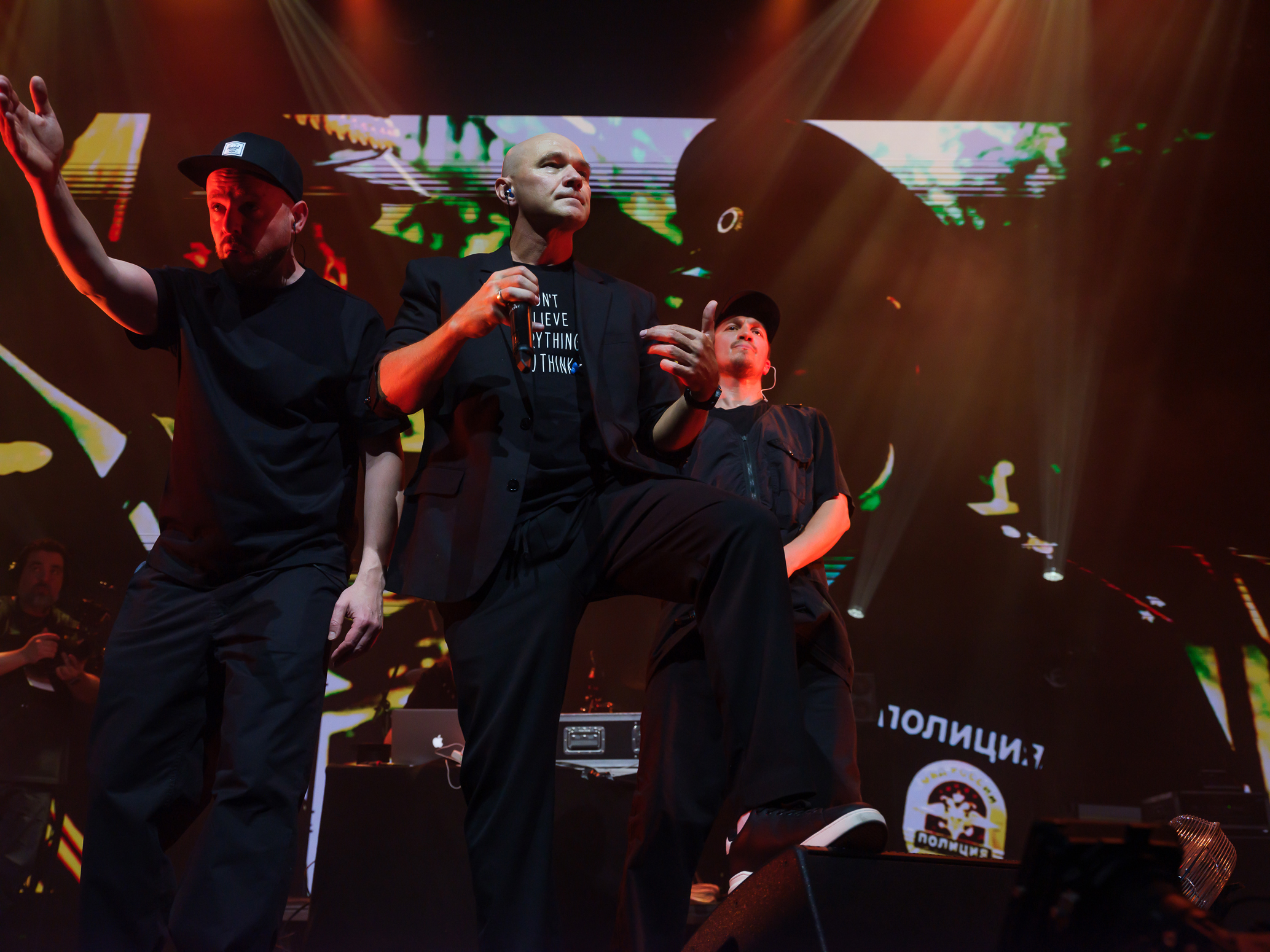 Das russische Rap-Kollektiv Kasta auf der Bühne der Uber Eats Music Hall in Berlin.