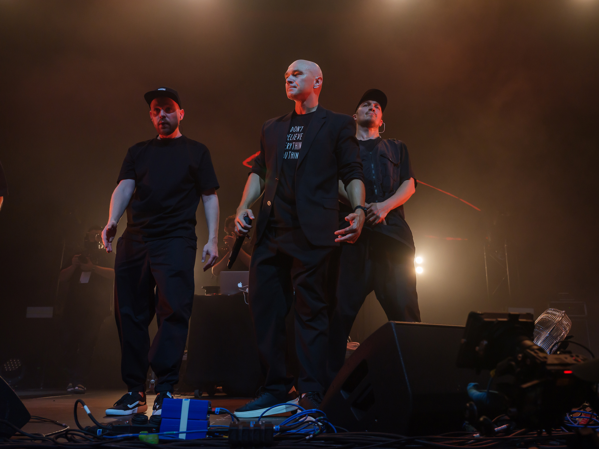 Das russische Rap-Kollektiv Kasta auf der Bühne der Uber Eats Music Hall in Berlin.