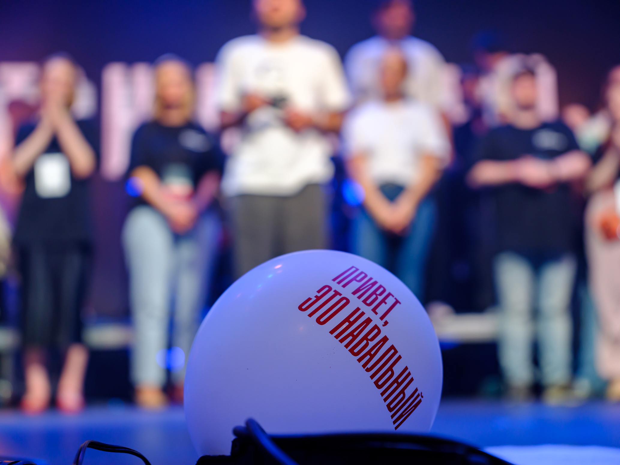 Zum Abschluss des Konzertabends versammeln sich Julia Nawalnaja und das gesamte Team Nawalny auf der Bühne. Auf dem Luftb...