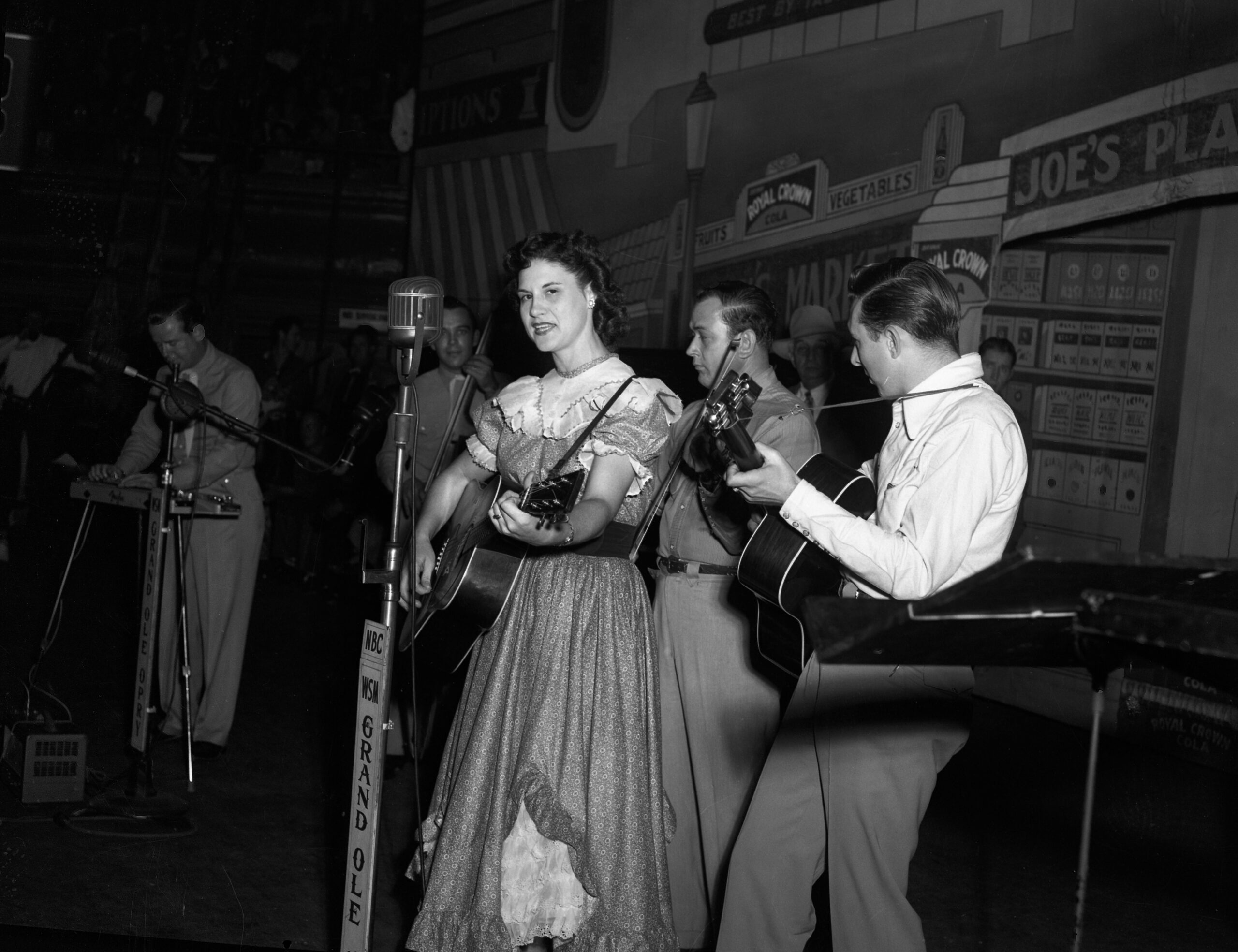 Country singer Ellen Muriel Deason professionally known as Kitty Wells performs on stage (Paul Warren on fiddle) circa 195...