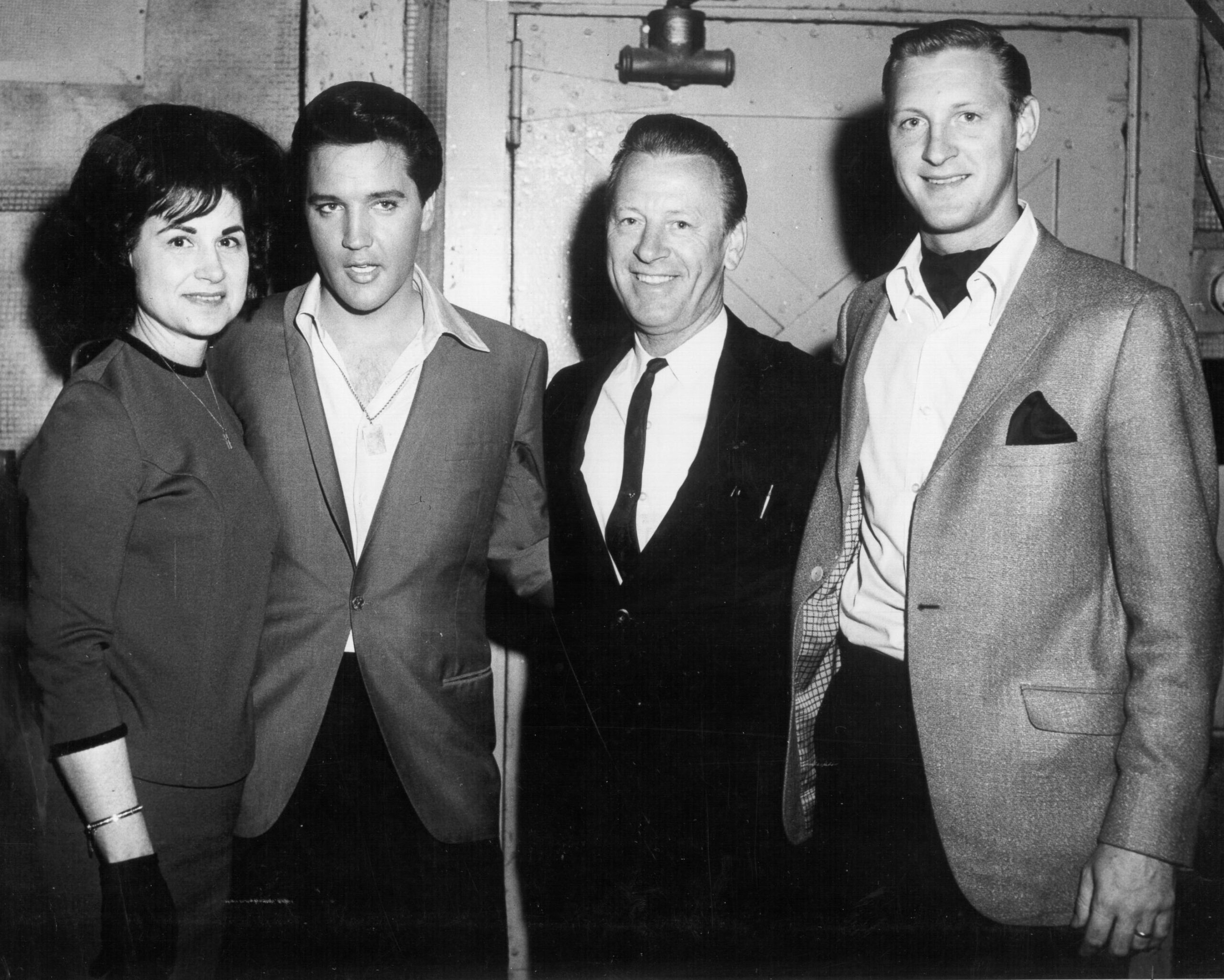 CIRCA 1961:  Rock and roll singer Elvis Presley poses with Kitty Wells (left) and husband Johnnie Wright (third from right...