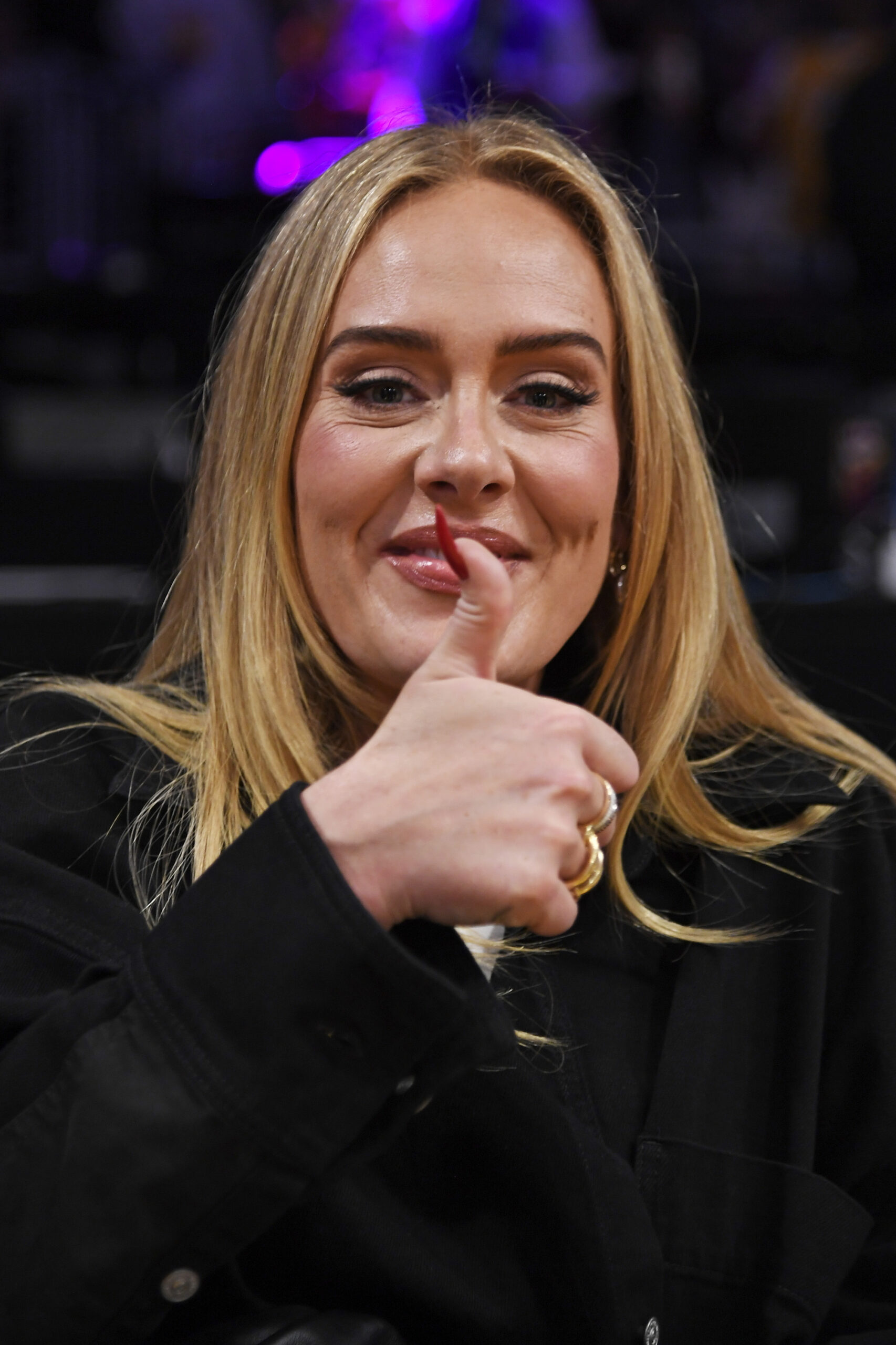Adele besucht das dritte Spiel der Western Conference Finals zwischen den Los Angeles Lakers und den Denver Nuggets in der Crypto.com Arena am 20. Mai 2023 in Los Angeles