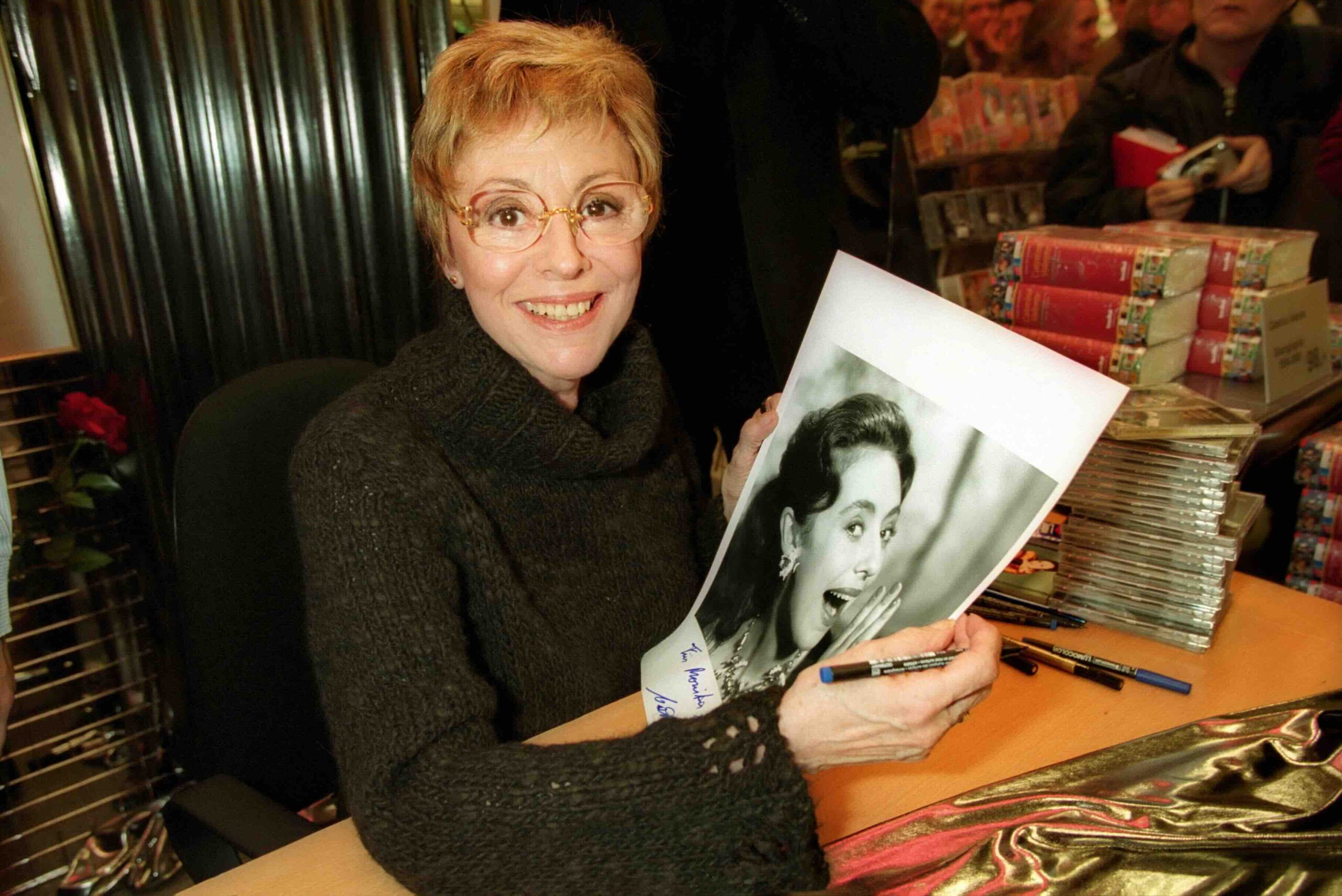 "Caterina Valente, Autogrammstunde im technischen Kaufhaus Brinkmann am 12.01.2001 in Hamburg, Deutschland. (Photo by Pete...