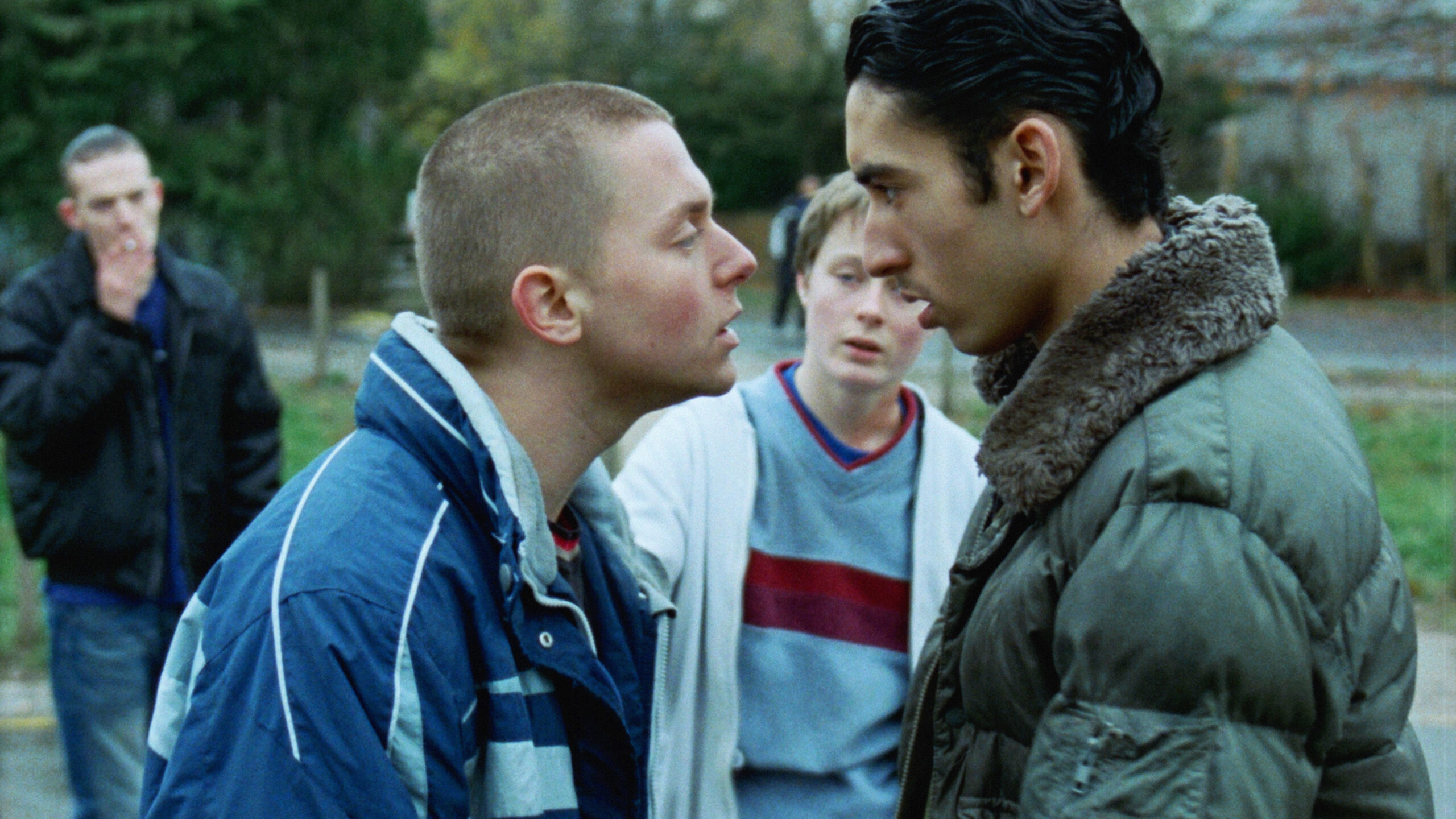 Film Still aus „Skunk“ (2023): Liam und Momo stehen sich feindselig gegenüber.