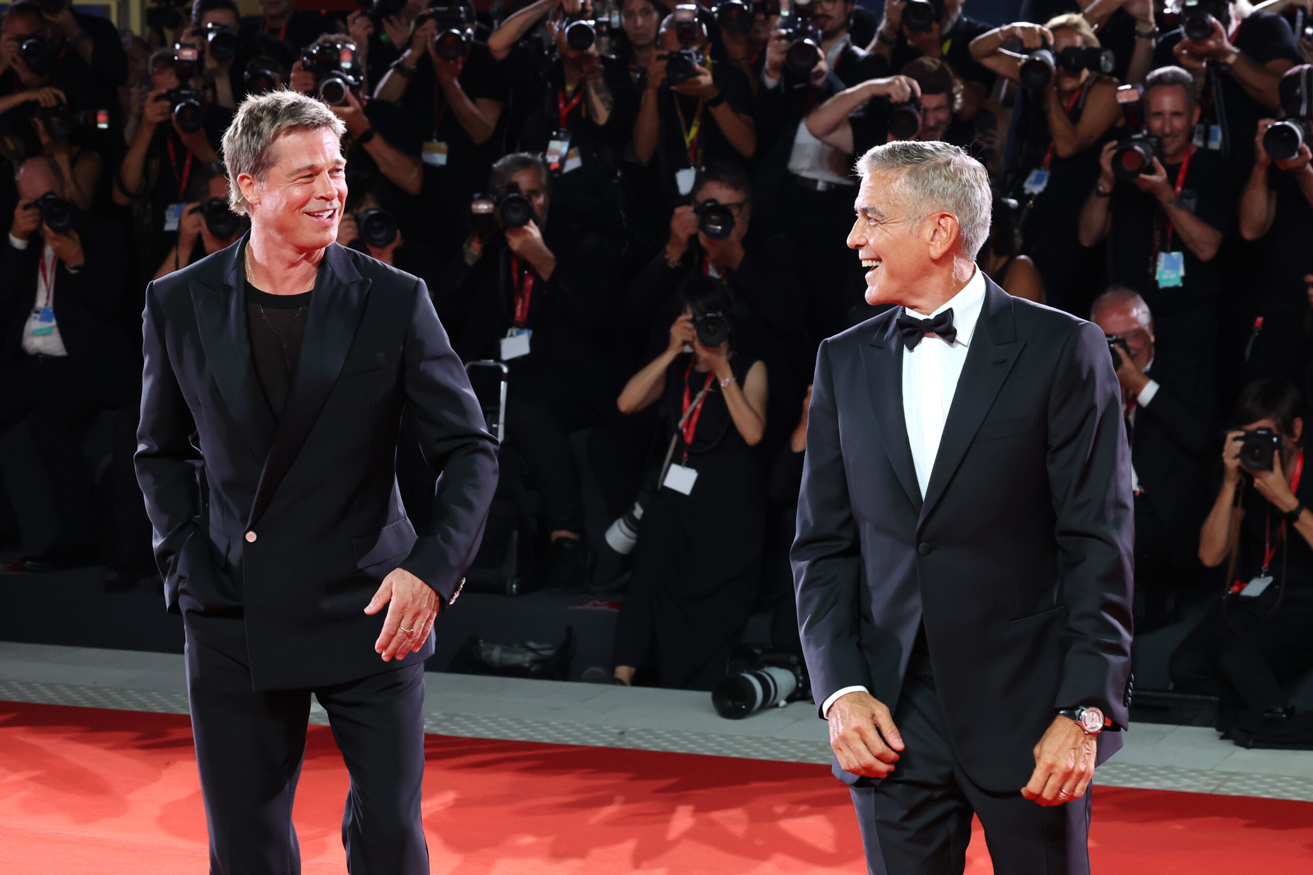 Brad Pitt und George Clooney bei der Weltpremiere von „Wolfs“