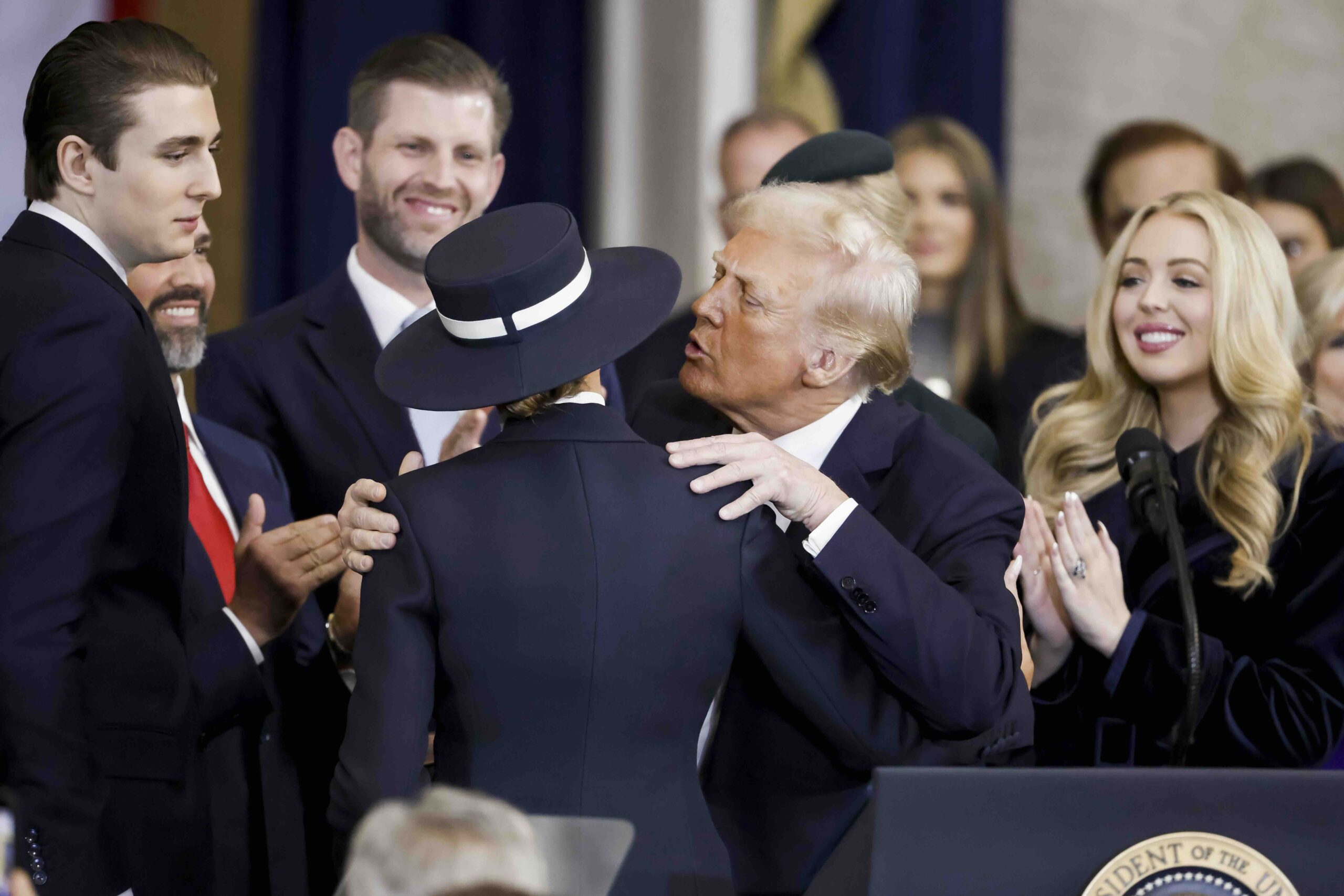 Präsident Donald Trump mit seiner Frau, First Lady Melania Trump, sowie seinen Söhnen Barron Trump, Donald Trump jr. und...