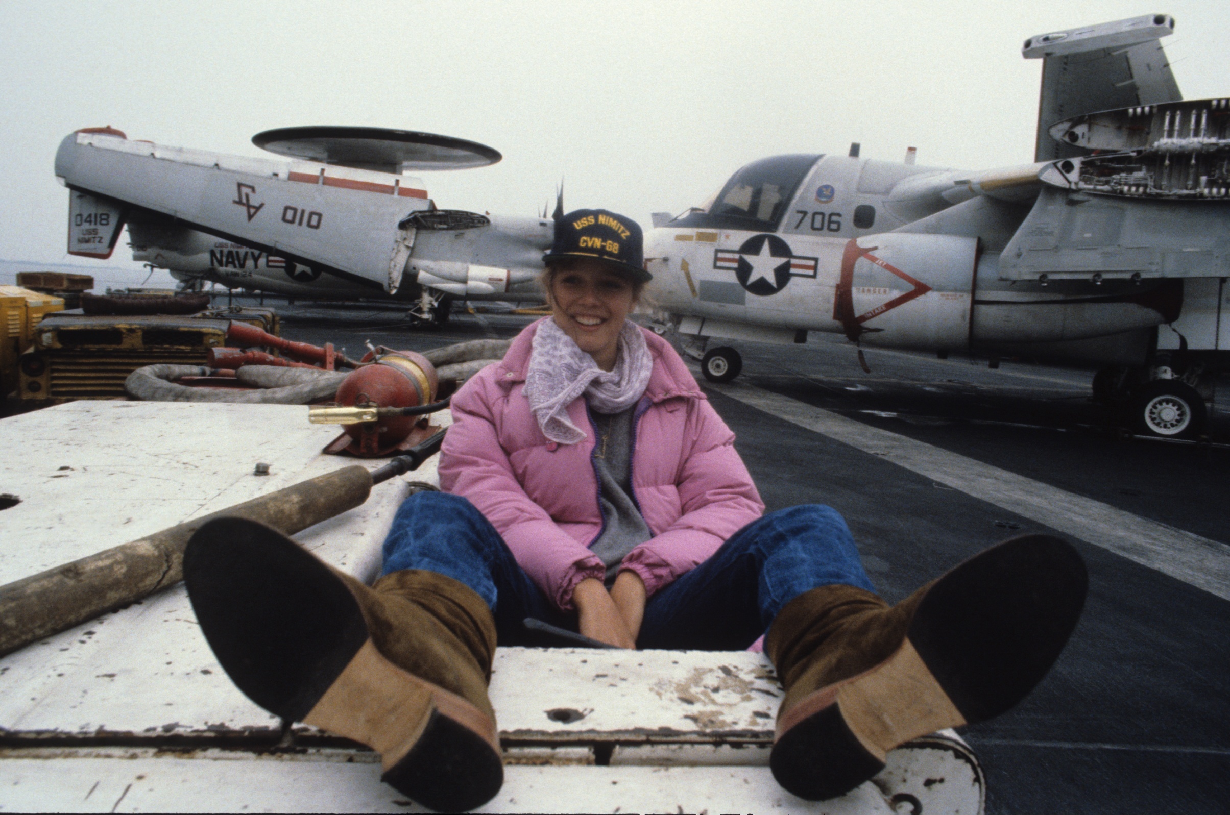 Desiree Nosbusch, auf der "USS Nimitz", 01.03.1980, Kampf-Flugzeug, Jet, Militär, Mütze, Promis, Moderatorin, Showmaster...