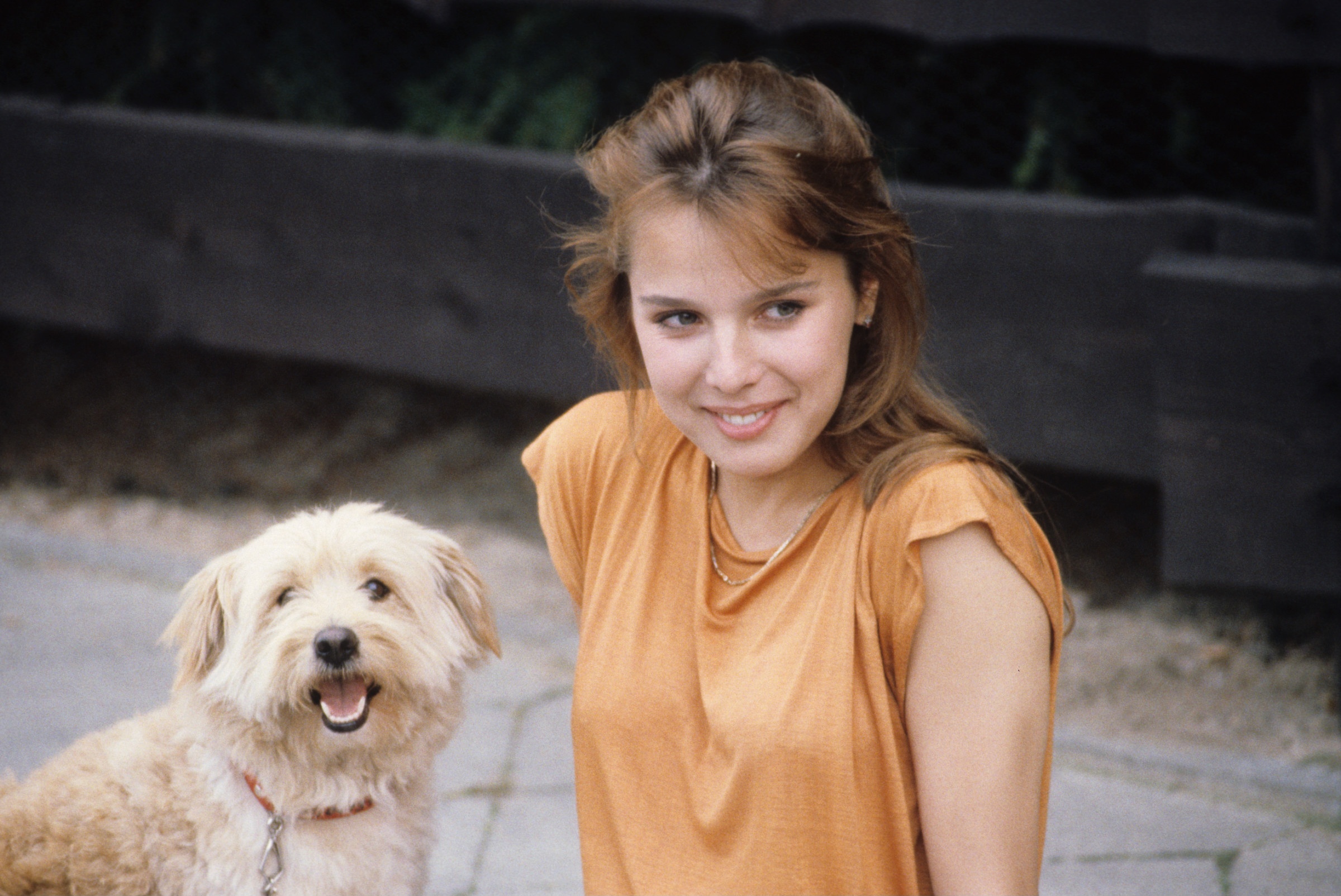 Desiree Nosbusch, Hund Molly (Dr. Schröder), ZDF-Film "Die Klette", 29.07.1986, Schmuck, Hlaskette, Kette, Promis, Modera...