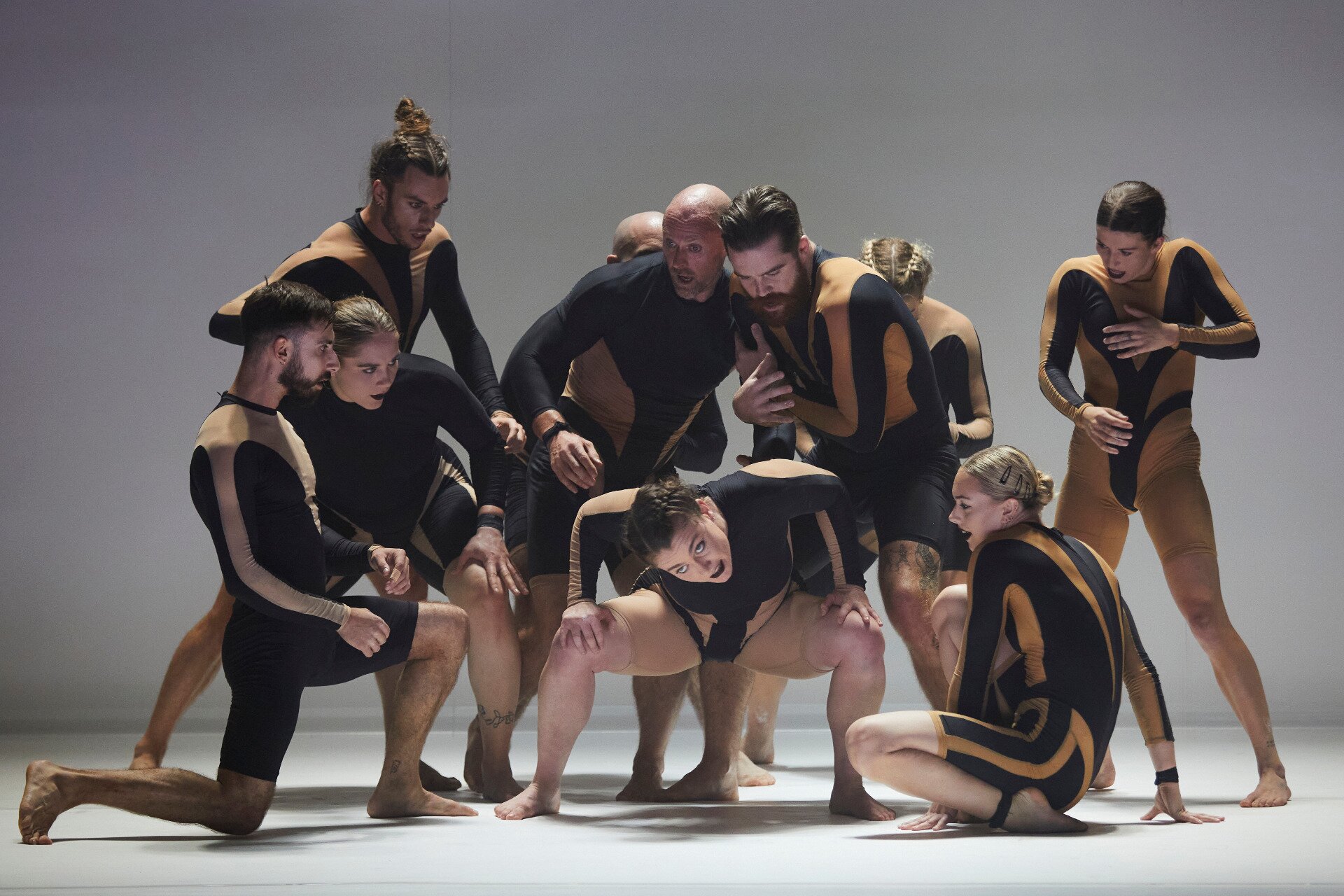 „Wolf“ vereint anarchische Freude und Energie mit eindringlichen Choreografien zur Musik von Ori Lichtik