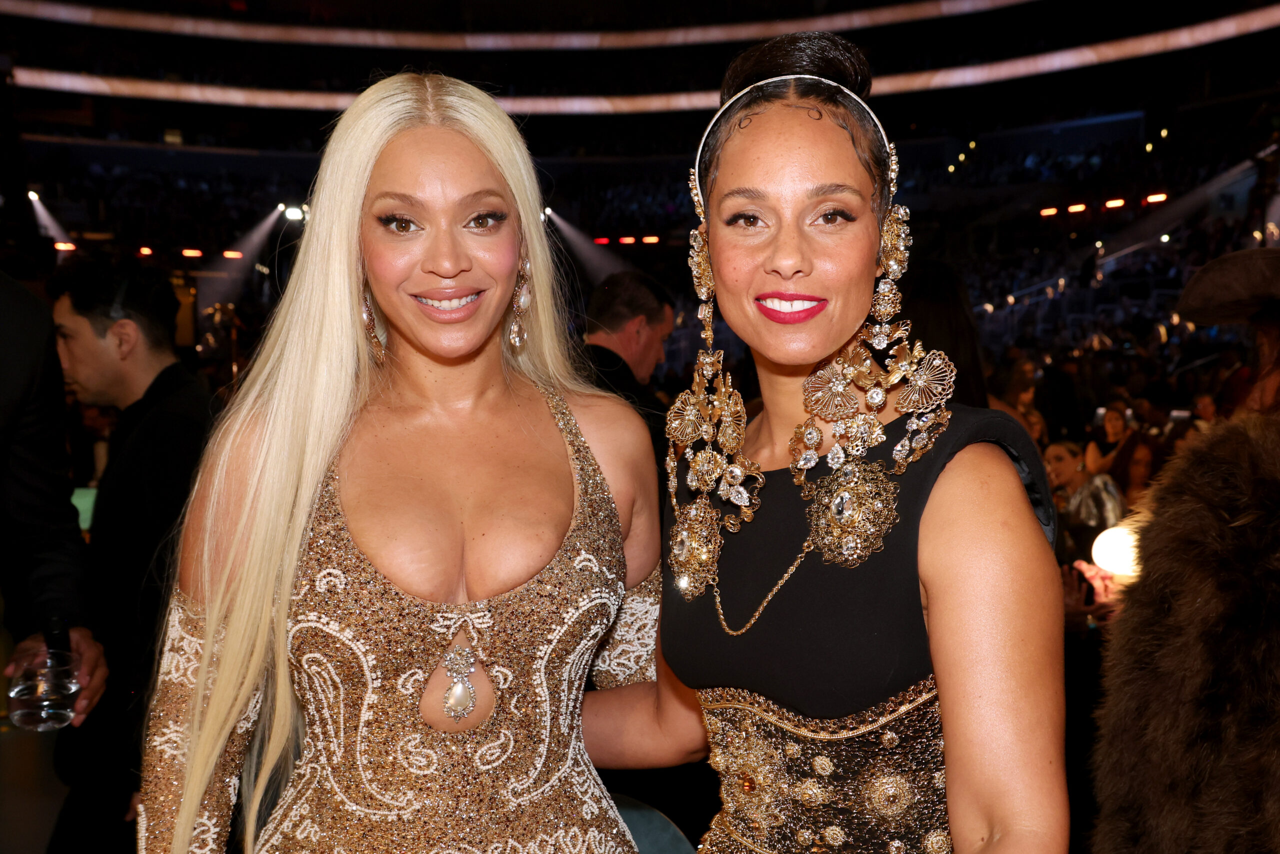 Beyoncé posiert mit ihrer Kollegin Alicia Keys…