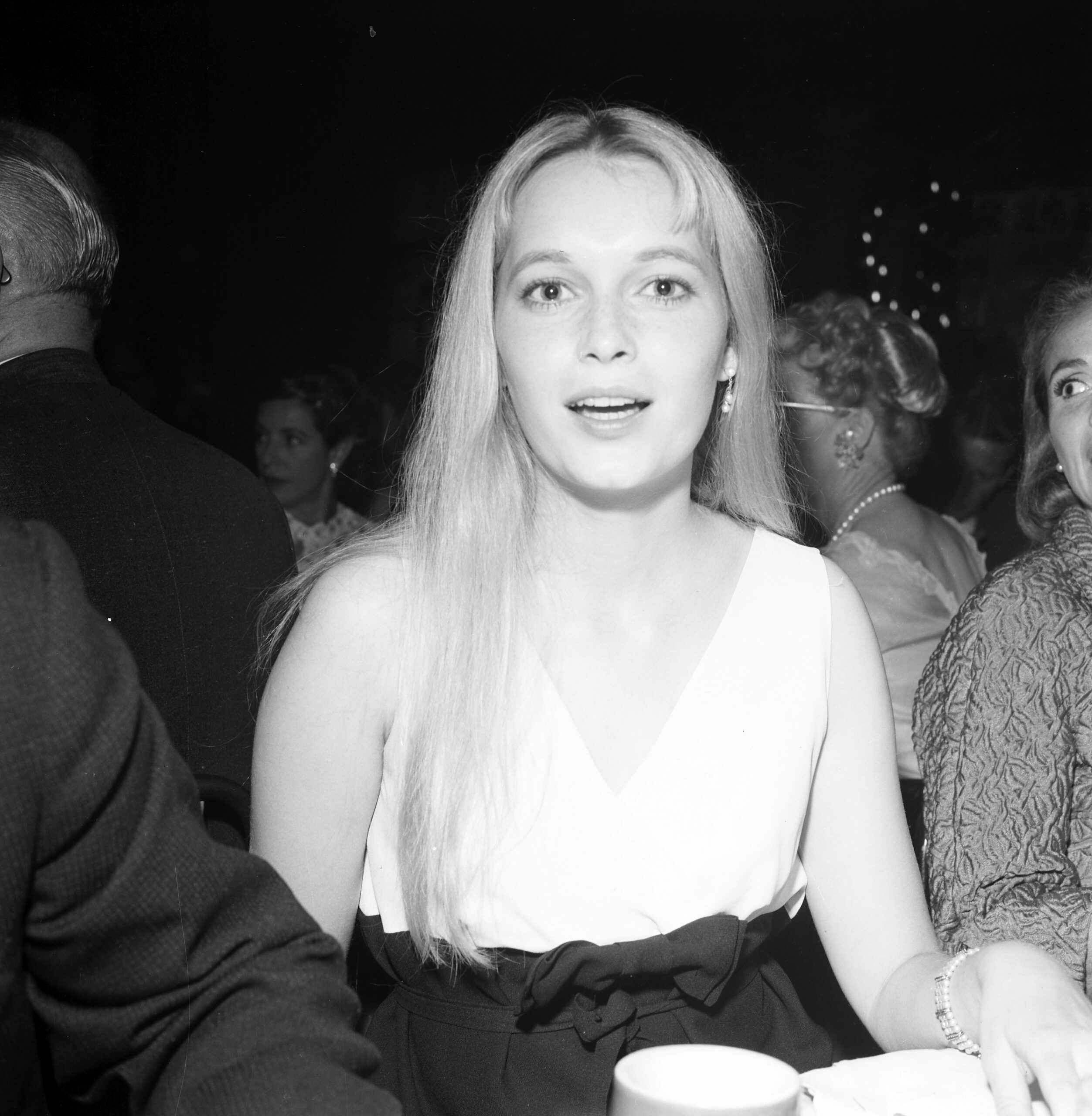 LOS ANGELES - CIRCA 1962: Actress Mia Farrow attends at party in Los Angeles, California.  (Photo by Earl Leaf/Michael Och...