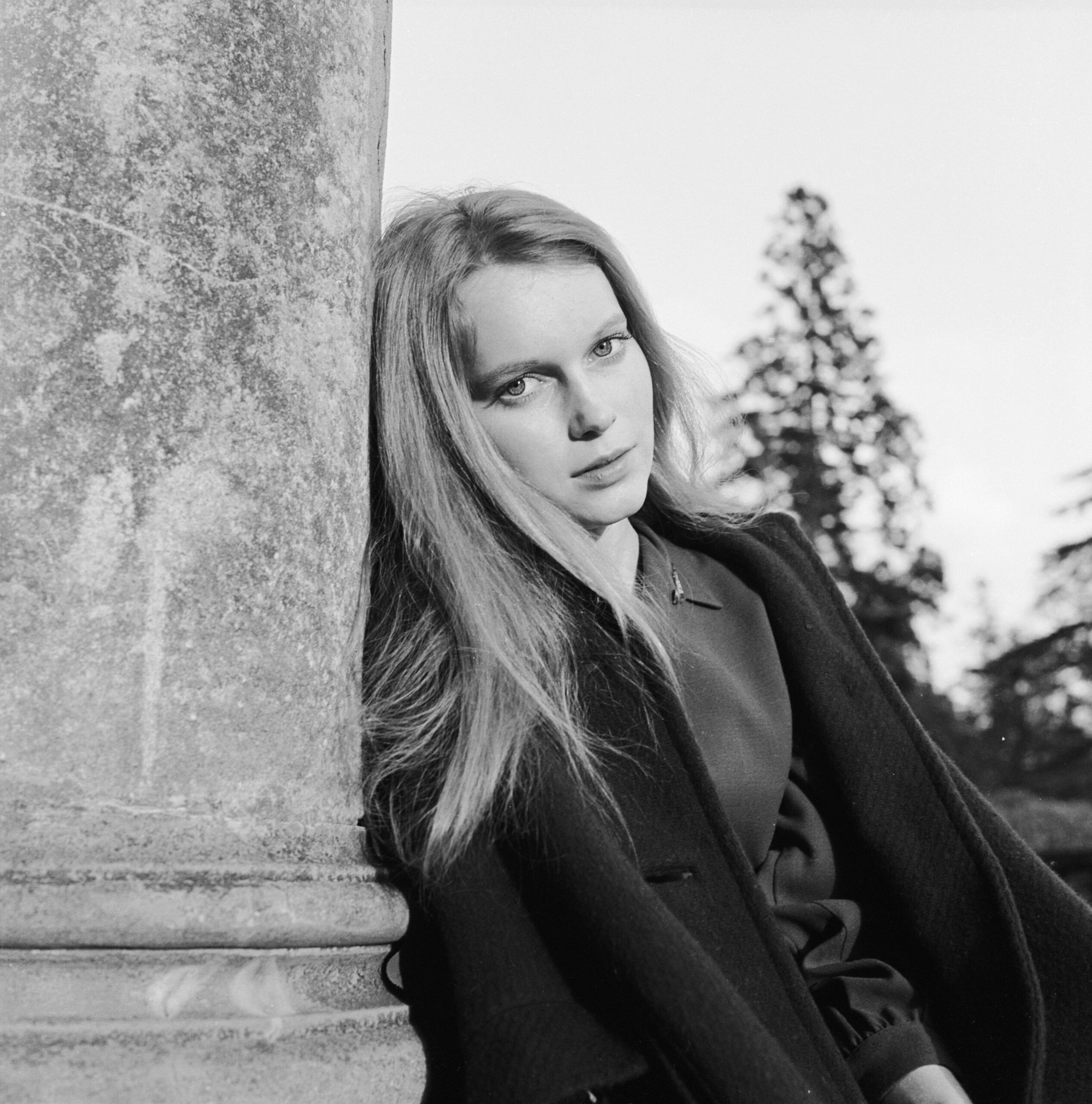 American actress Mia Farrow wearing her hair long, circa 1964. (Photo by Graham Stark/Hulton Archive/Getty Images)