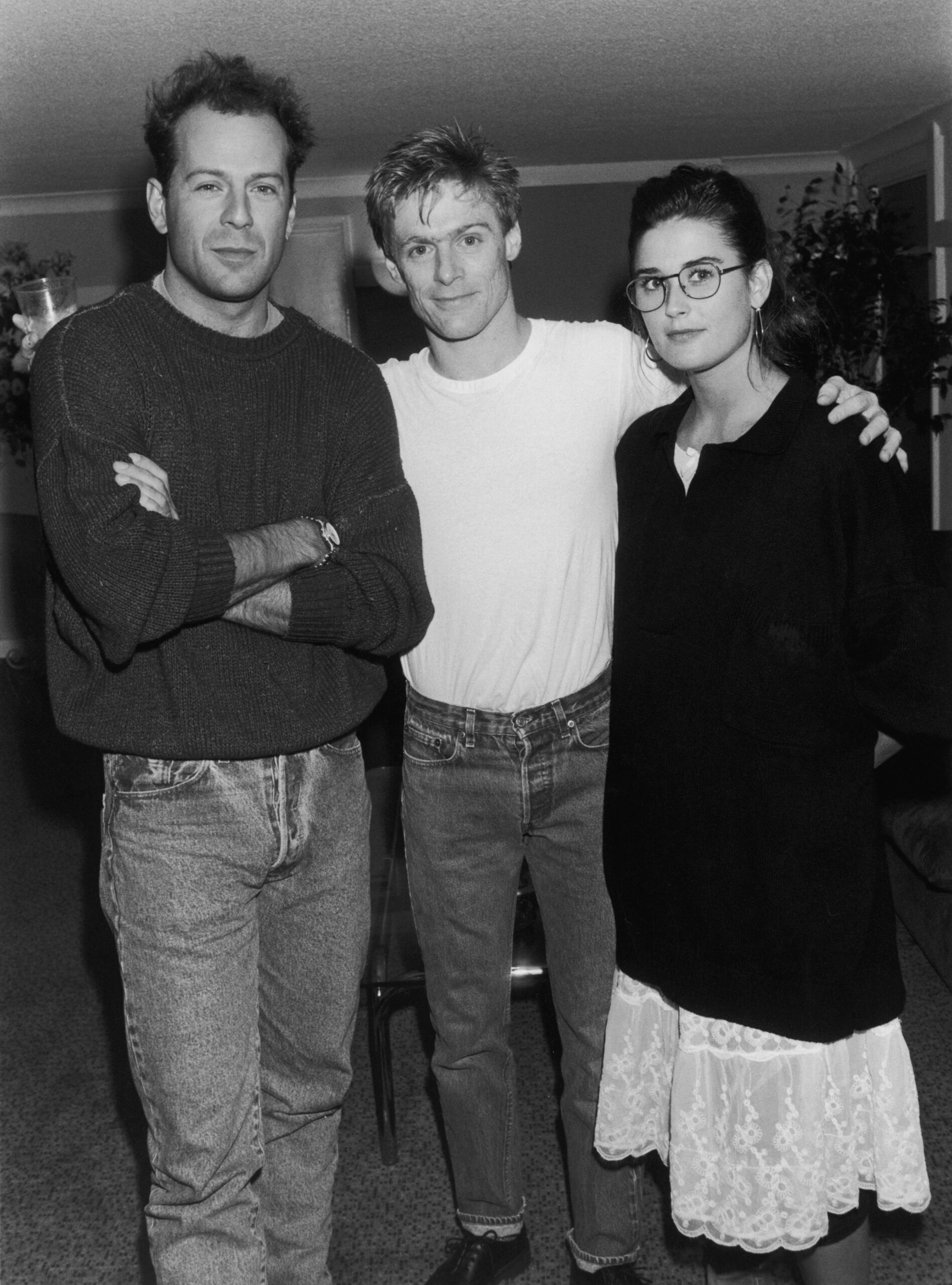 Bruce Willis mit Demi Moore im Backstage-Bereich des Wembley Stadions mit Bryan Adams, der hier live spielte