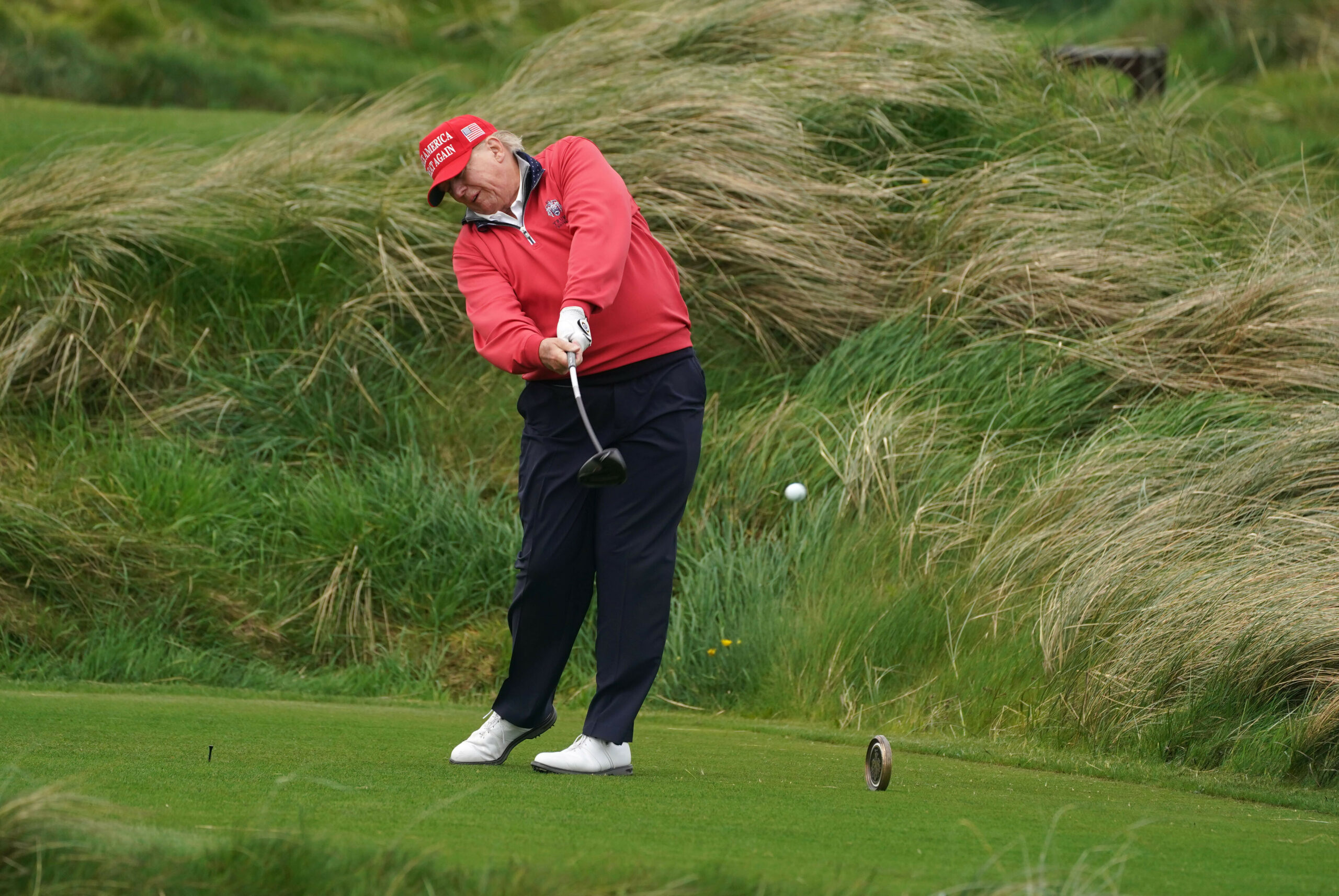 Donald Trump, ehemaliger Präsident der USA, spielt Golf im Trump International Golf Links & Hotel während seines Irland-...