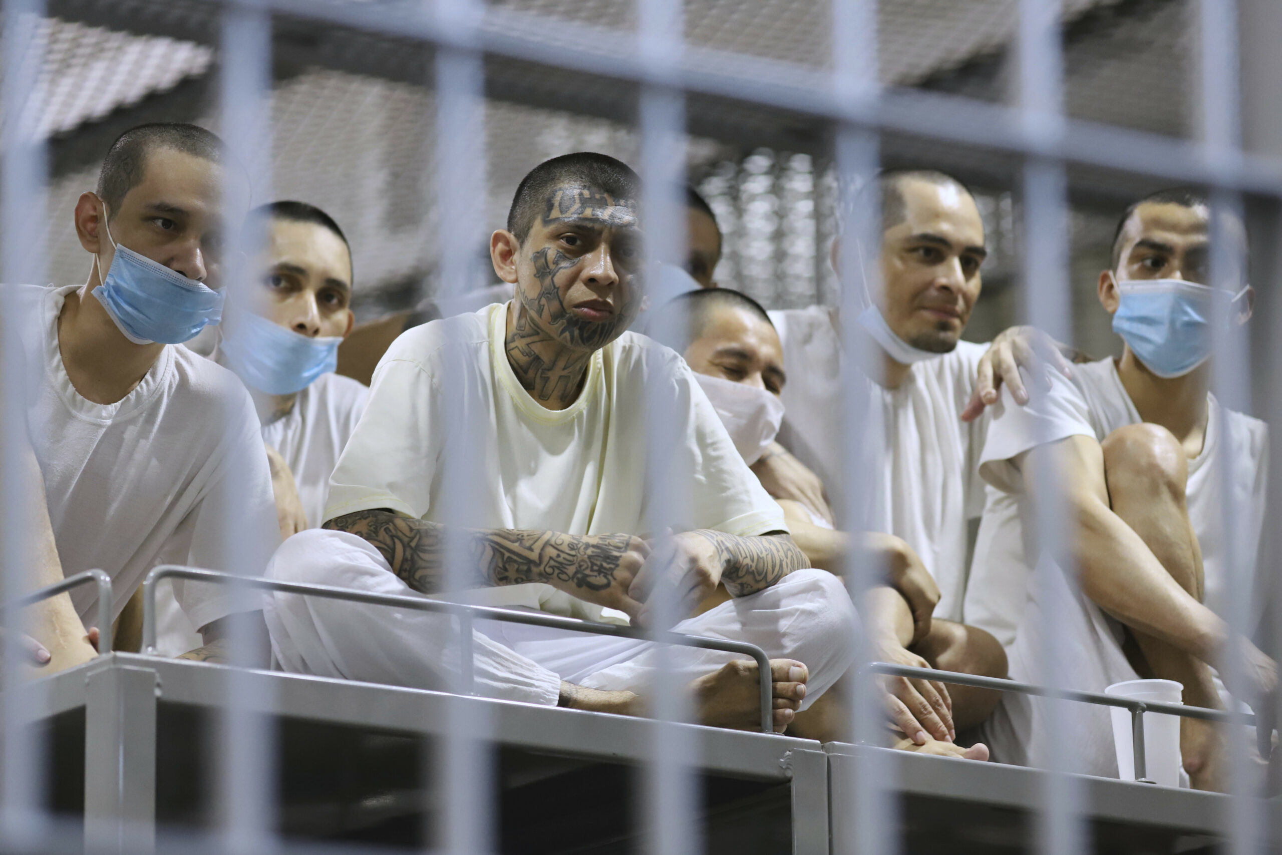 Gefangene schauen aus ihrer Zelle heraus, während Costa Ricas Minister für Gerechtigkeit und Frieden das Hochsicherheits...