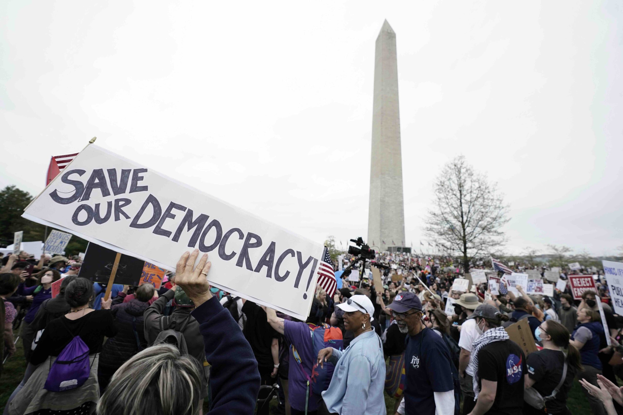 Demonstranten halten Schilder während einer "Hände weg!"-Demonstration gegen US-Präsident Trump am Washington Monument....