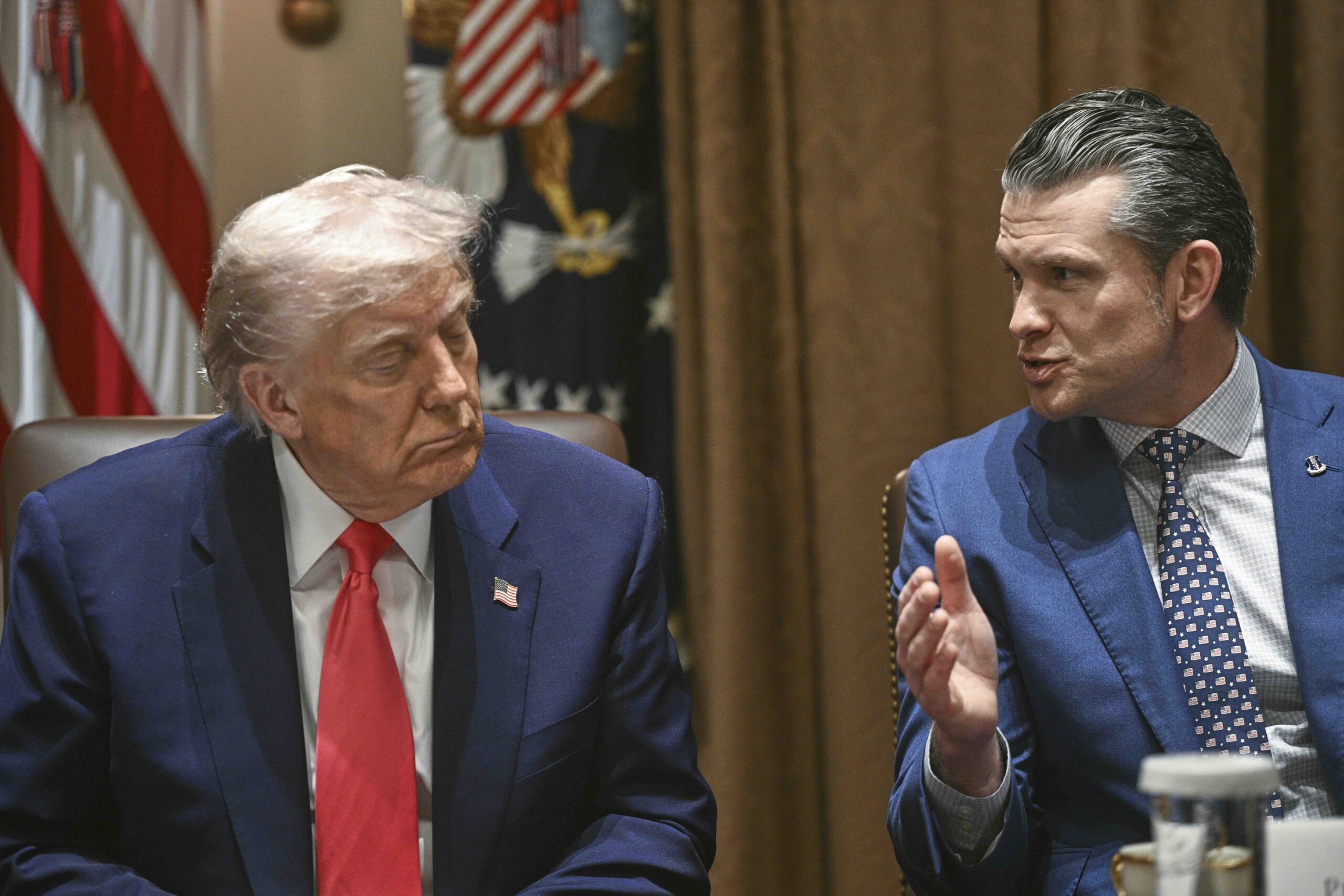 US-Präsident Donald Trump hört zu, als Verteidigungsminister Pete Hegseth (r) während einer Kabinettssitzung im Kabinet...