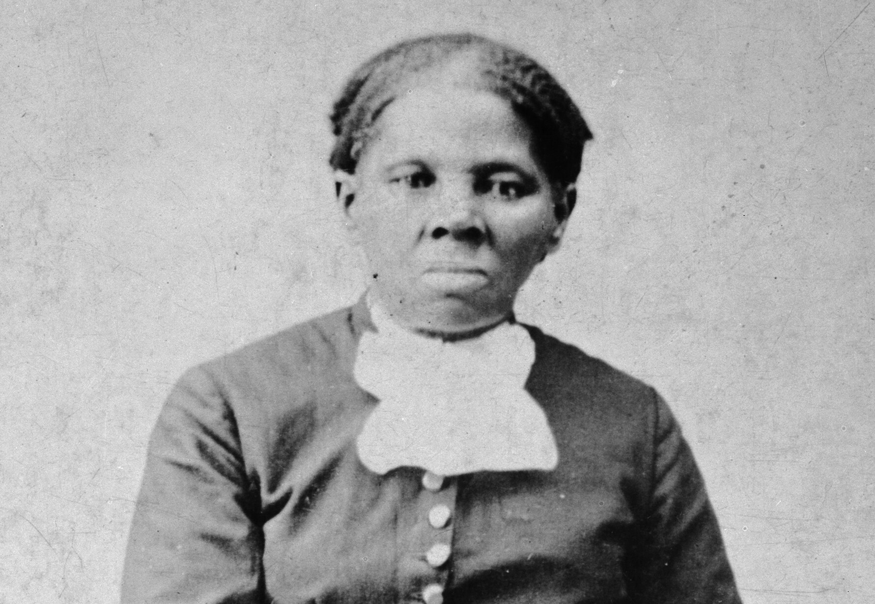 HANDOUT - Die Fotografie, aufgenommen zwischen 1860 und 1875, zeigt die US-amerikanische Sklavereigegnerin, Frauen- und Bürgerechtlerin Harriet Tubman, die vorher selbst Sklavin war. Zum ersten Mal in der Geschichte der USA soll das Porträt einer schwarzen Frau einen Geldschein zieren. Auf der 20-Dollar-Note wird künftig das Gesicht der Fluchthelferin Tubman zu sehen sein, wie das Finanzministerium in Washington am 21.04.2016 mitteilte. Foto: H.B.Lindsley/library of congress/dpa (ACHTUNG: nur zur redaktionellen Verwendung bei Nennung der Quelle «H.B.Lindsley/library of congress/dpa » - zu dpa «Erstmals Porträt von schwarzer Frau auf US-Dollar-Note» vom 21.04.2016 - alternativer Ausschnitt) +++ dpa-Bildfunk +++