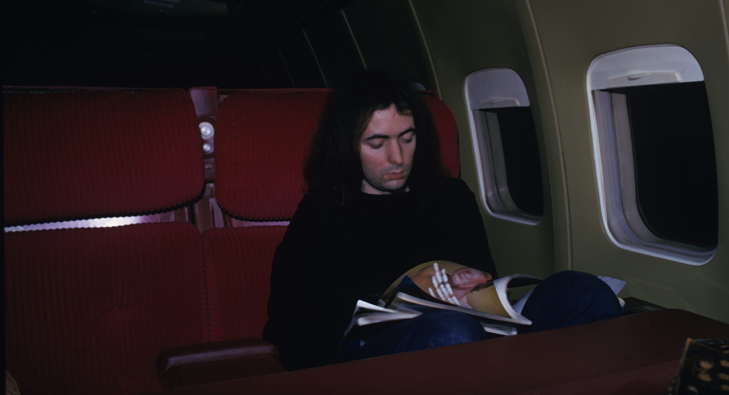 Blackmore 1974 während eines ruhigen Tourmoments im Flugzeug – unterwegs mit Deep Purple durch die USA.