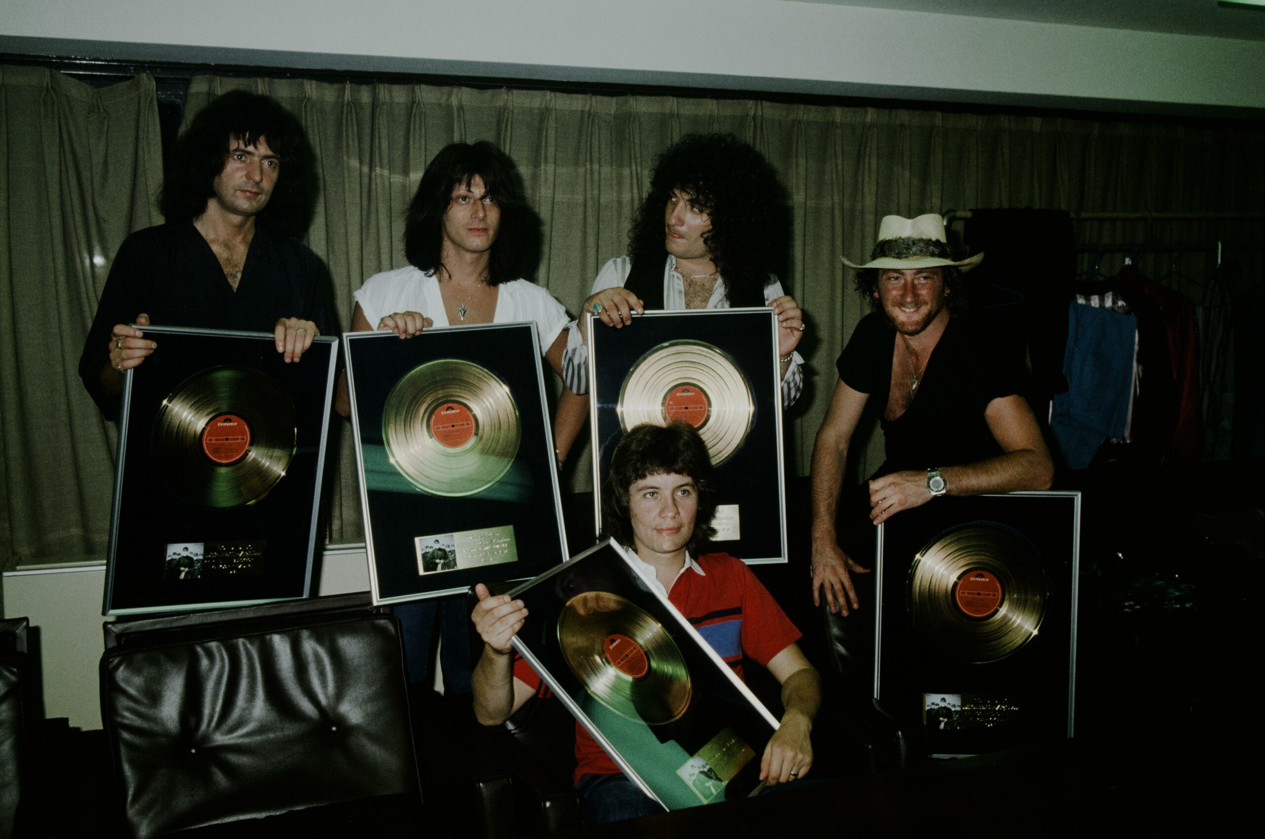 Rainbow werden im August 1981 in Tokio für Difficult to Cure mit einer Goldenen Schallplatte ausgezeichnet.