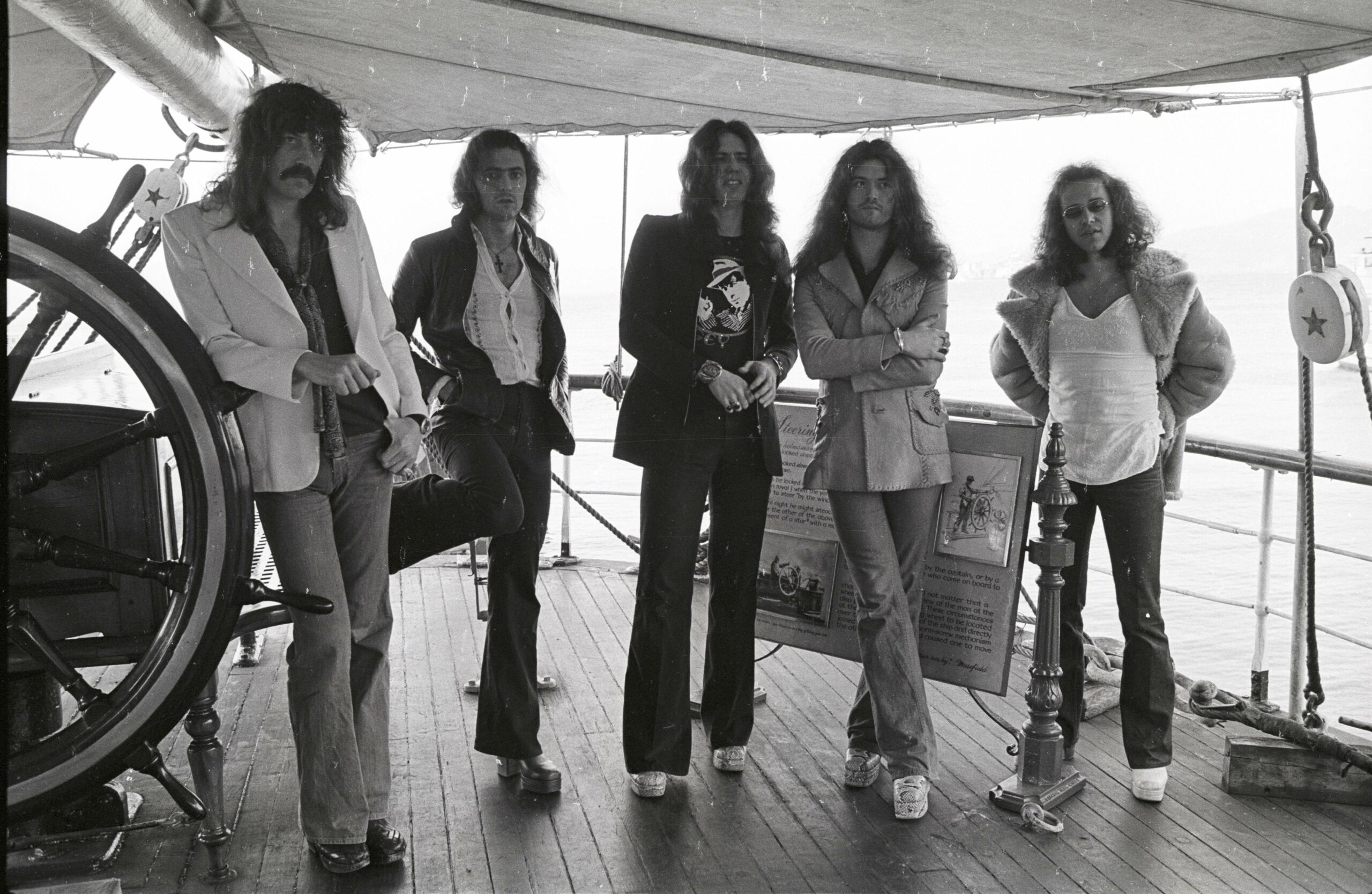 1. November 1974: Deep Purple an Deck – Jon Lord, Ritchie Blackmore, David Coverdale, Glenn Hughes und Ian Paice posiere...