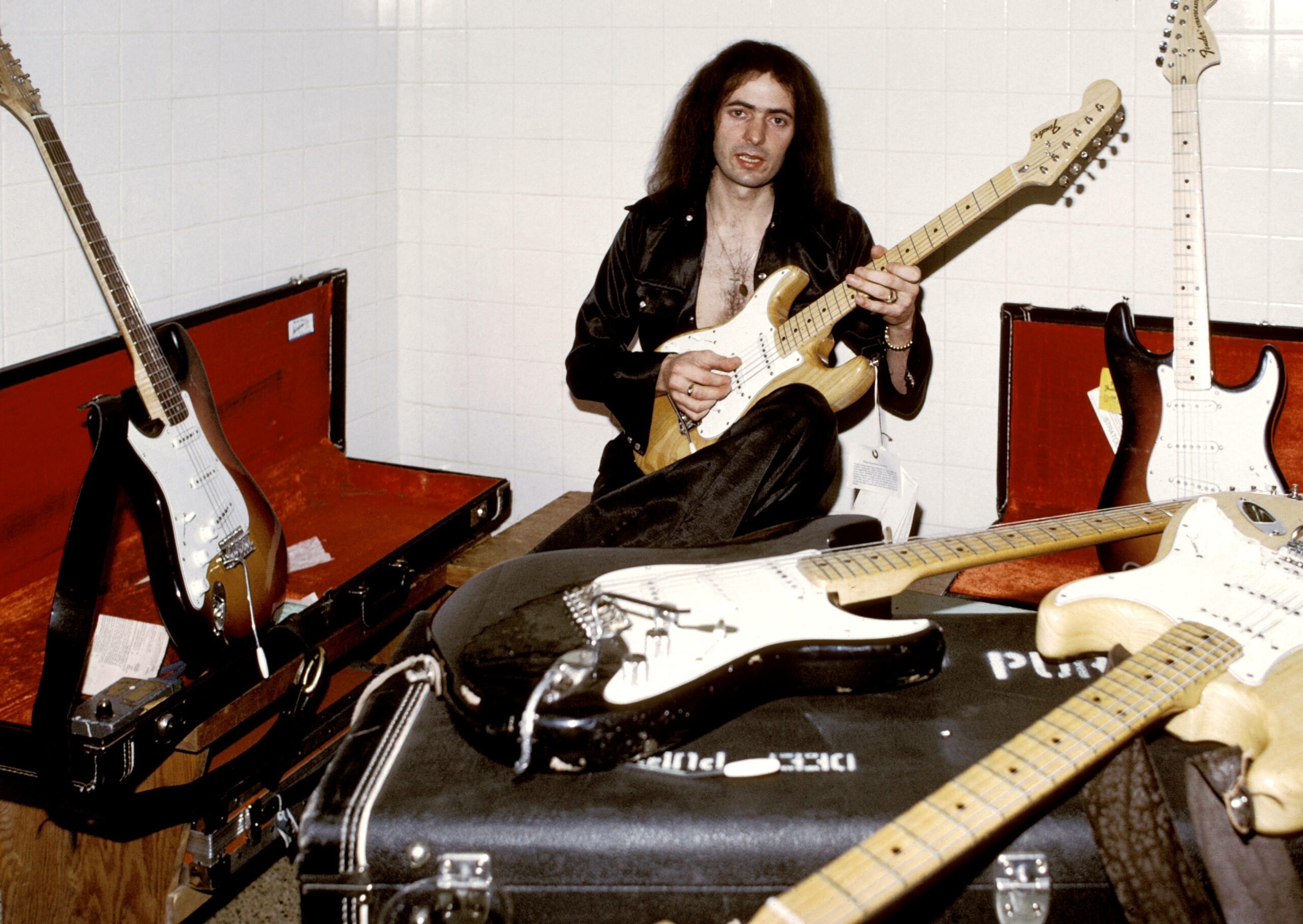 Blackmore ist dafür bekannt, Fender Stratocasters zu spielen,.