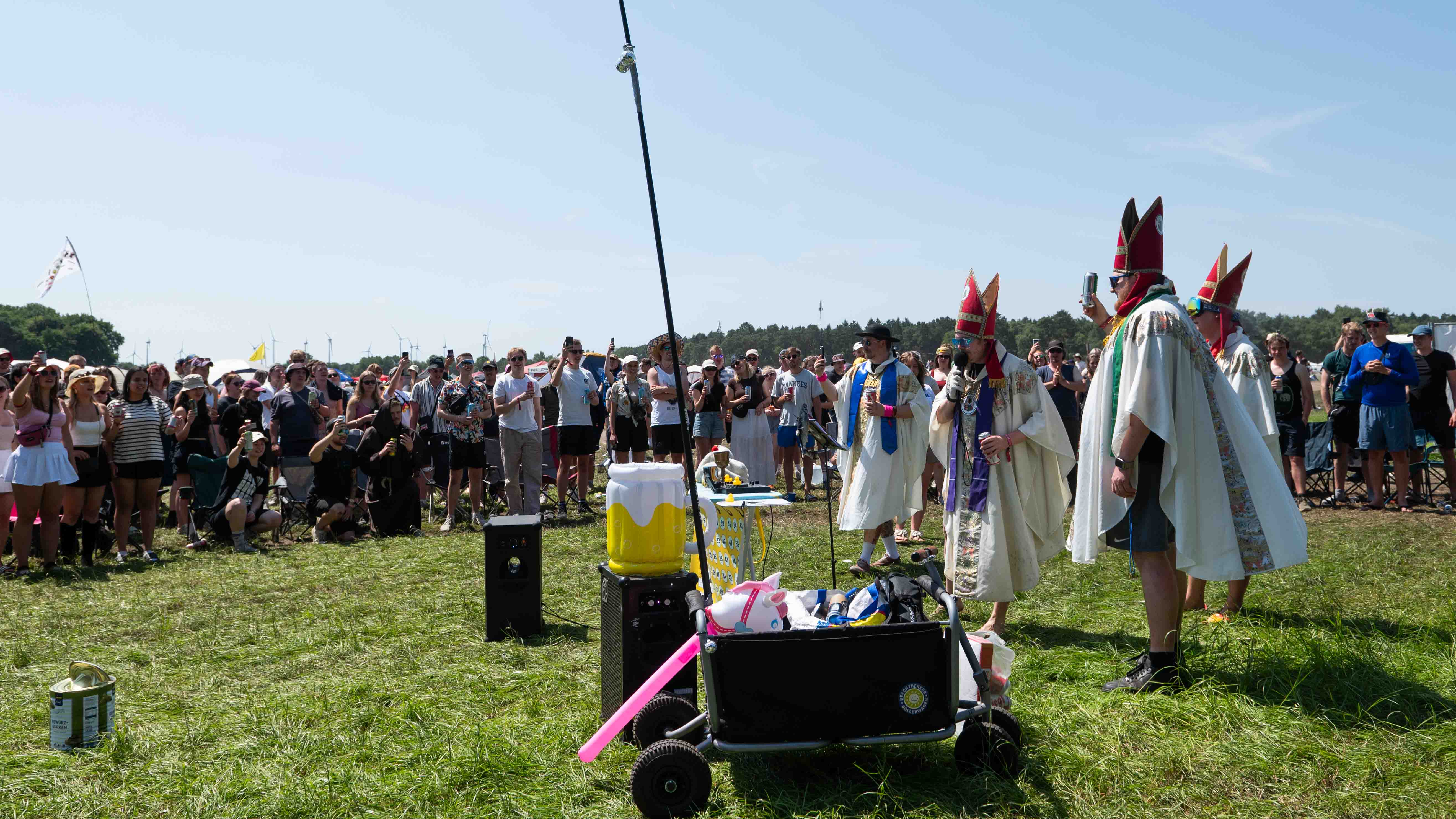20.06.2025, Eichenring, Scheessel, GER, Hurricane-Festival, im Bild
Die Beer-Church auf dem Campingplatz mit dem Gottesdie...