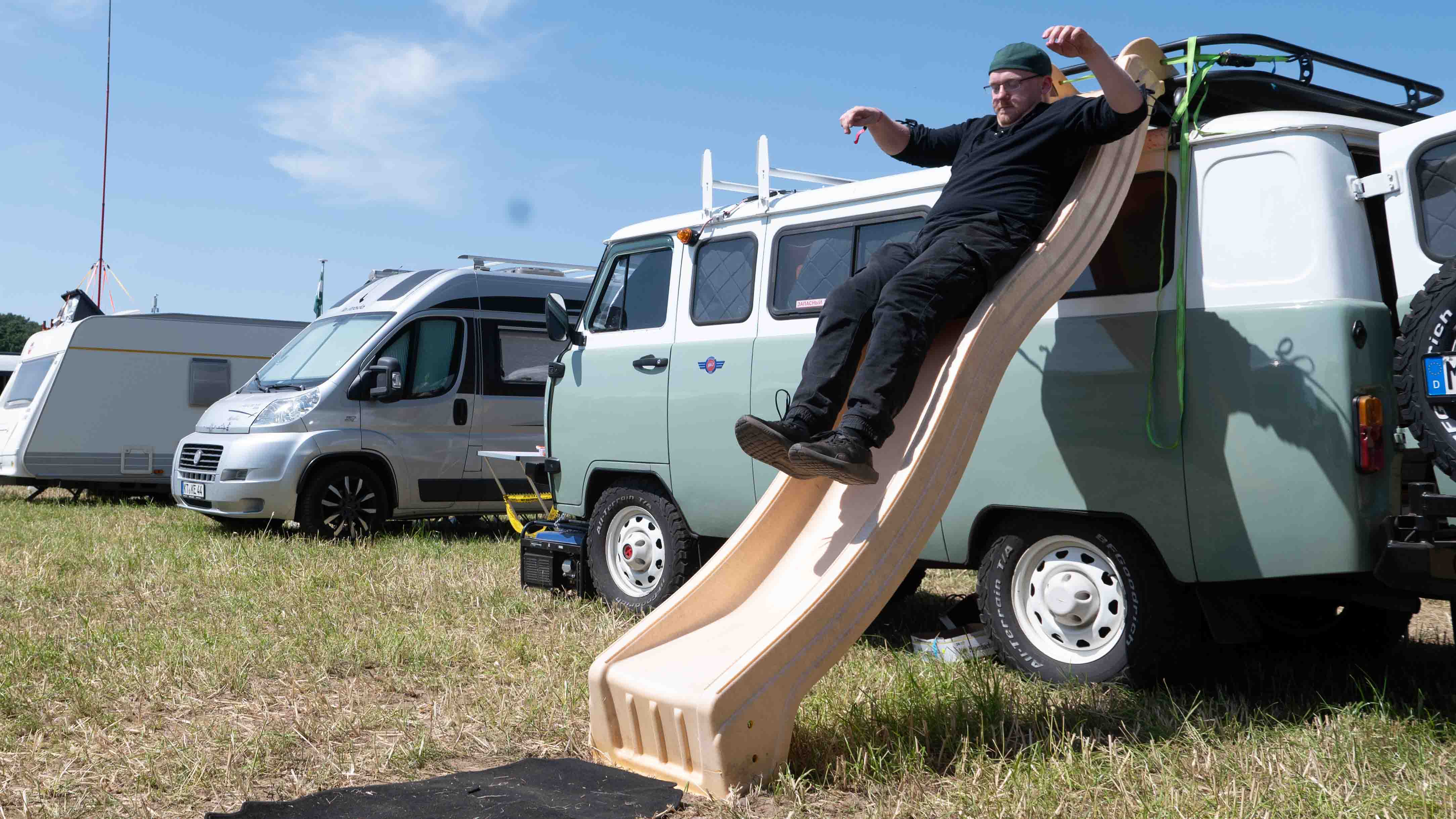 20.06.2025, Eichenring, Scheessel, GER, Hurricane-Festival, im Bild
einmal auf der Rutsche
Foto © Rojahn