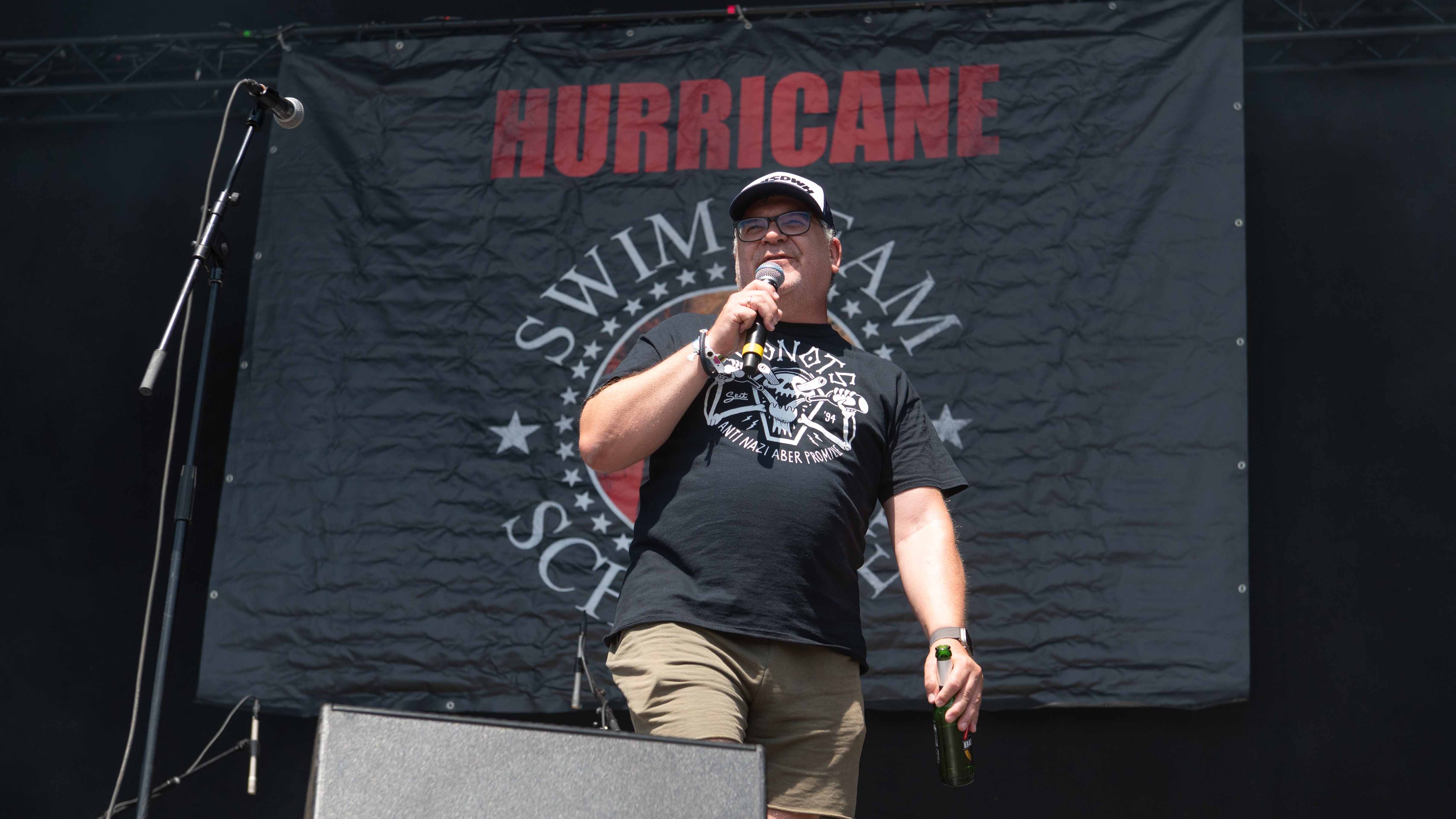 20.06.2025, Eichenring, Scheessel, GER, Hurricane-Festival, im Bild
Elton eröffnet das Festival mit der Ansage
Foto © Ro...