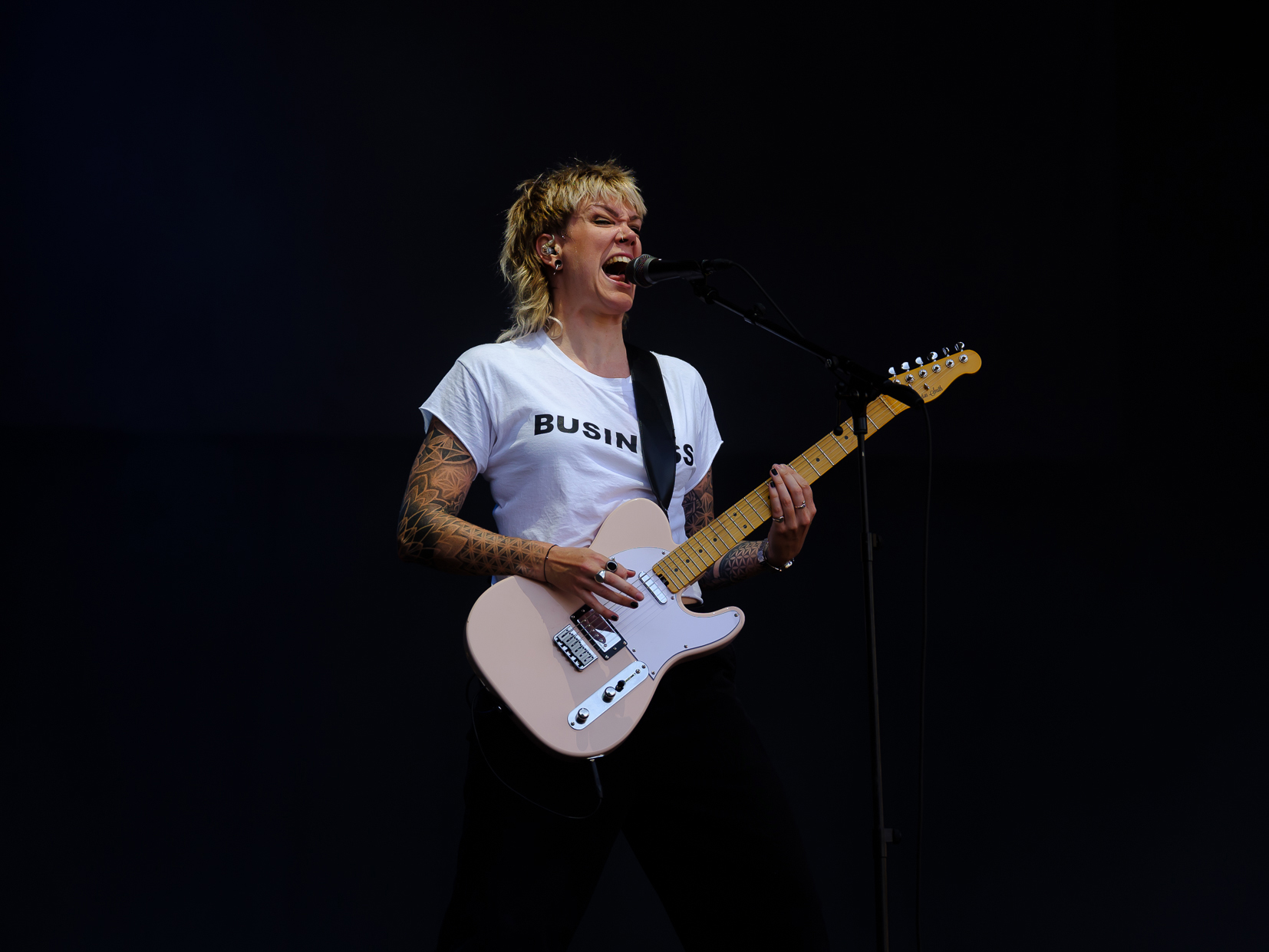 LS / The Meffs mit Sängerin Lily Hopkins spielen als Vorband der Sex Pistols in der Zitadelle Berlin.