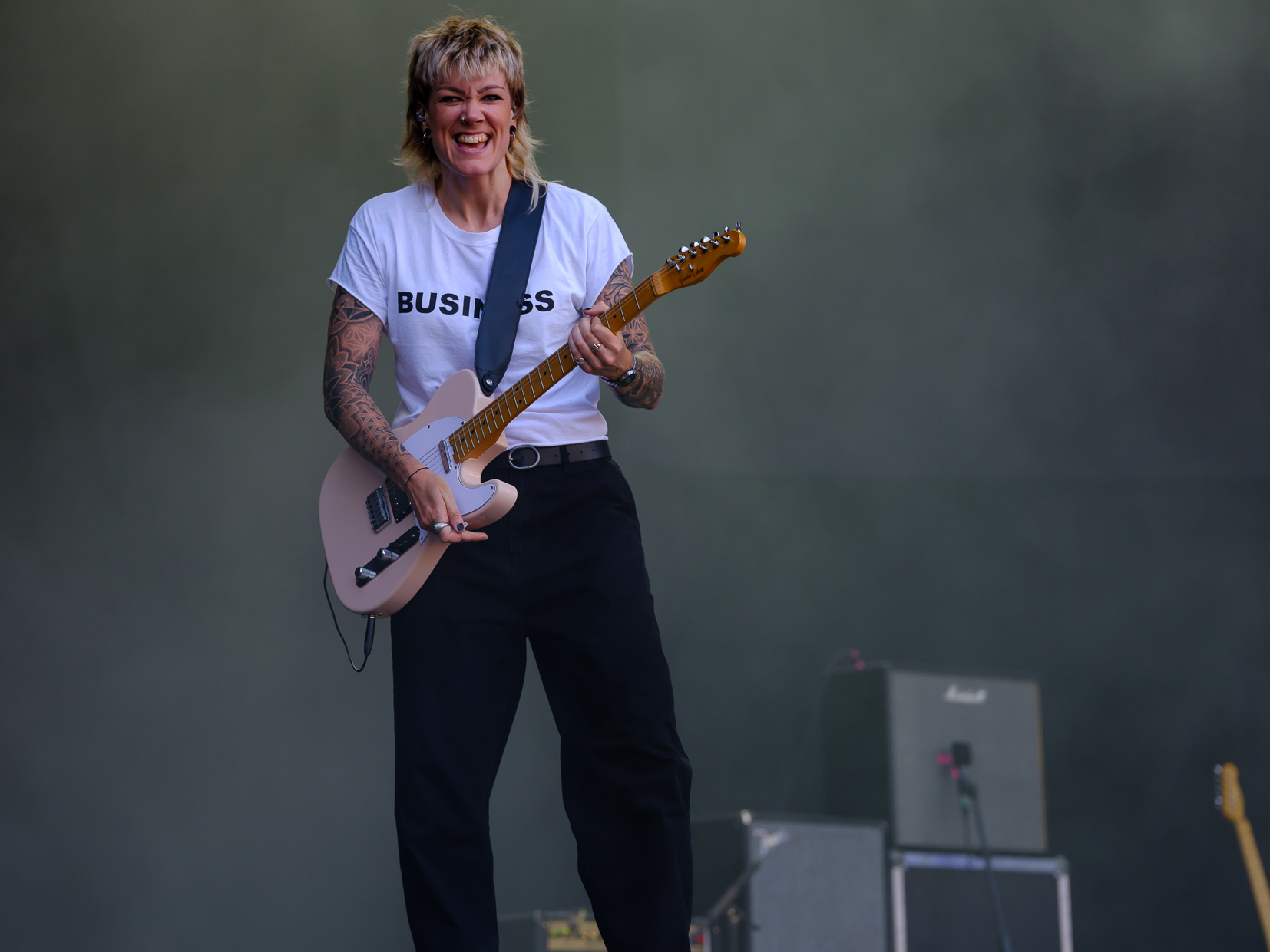 LS / The Meffs mit Sängerin Lily Hopkins eröffnen gut gelaunt den Punkrock-Abend in der Zitadelle Berlin.