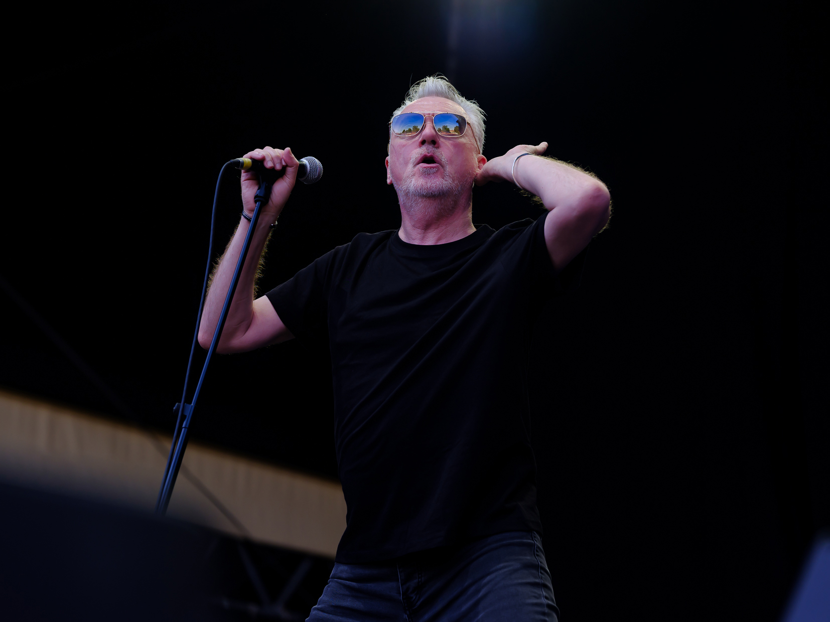 LS / The Undertones um Sänger Paul McLoone spielen als Vorband der Sex Pistols in der Zitadelle Berlin. Und begeistern da...