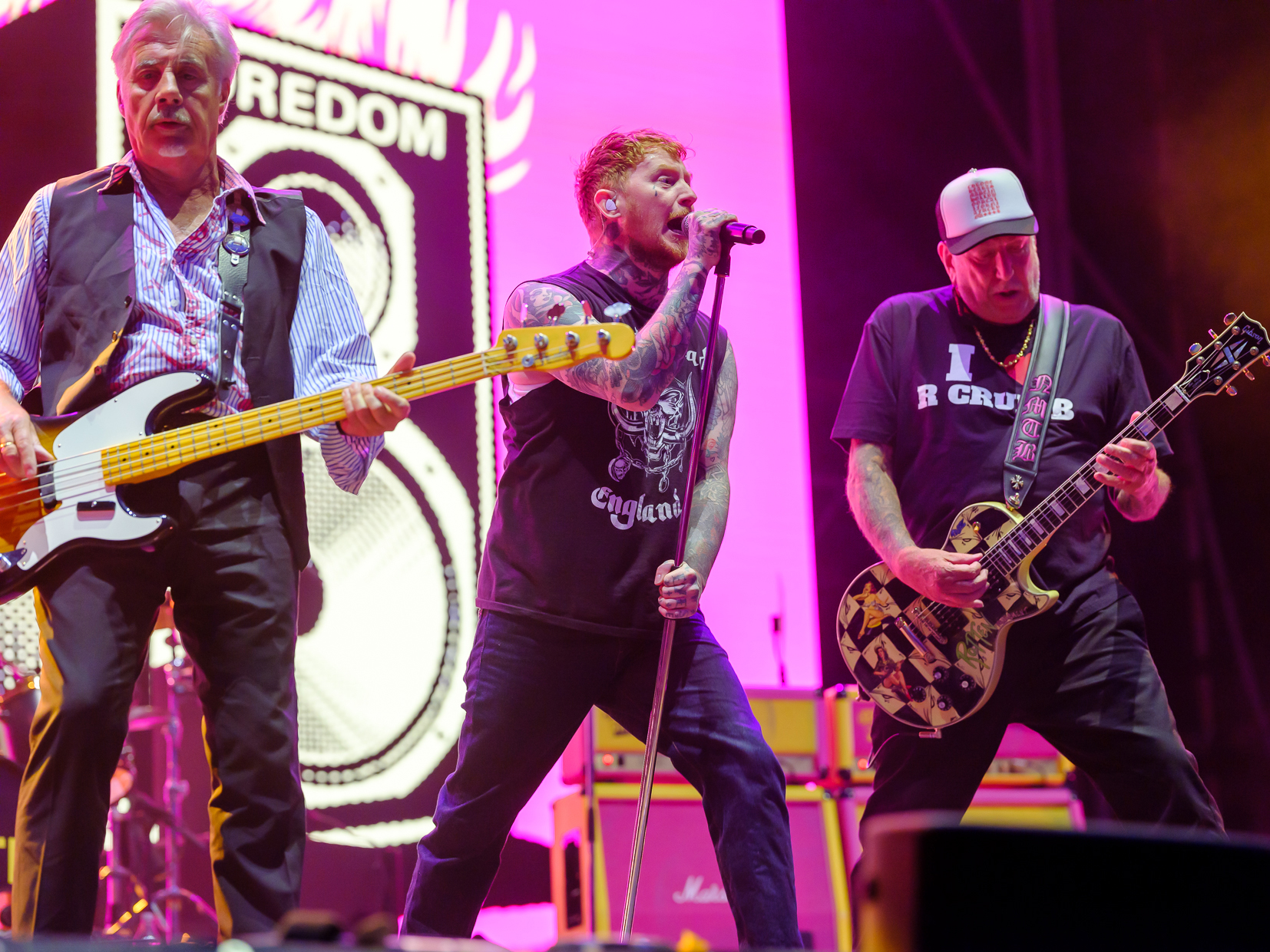 LS / Fast wie im Büro: Die Mischung aus Jung und Alt macht's!  Von links nach rechts: Bassist Glen Matlock, Sänger Frank...