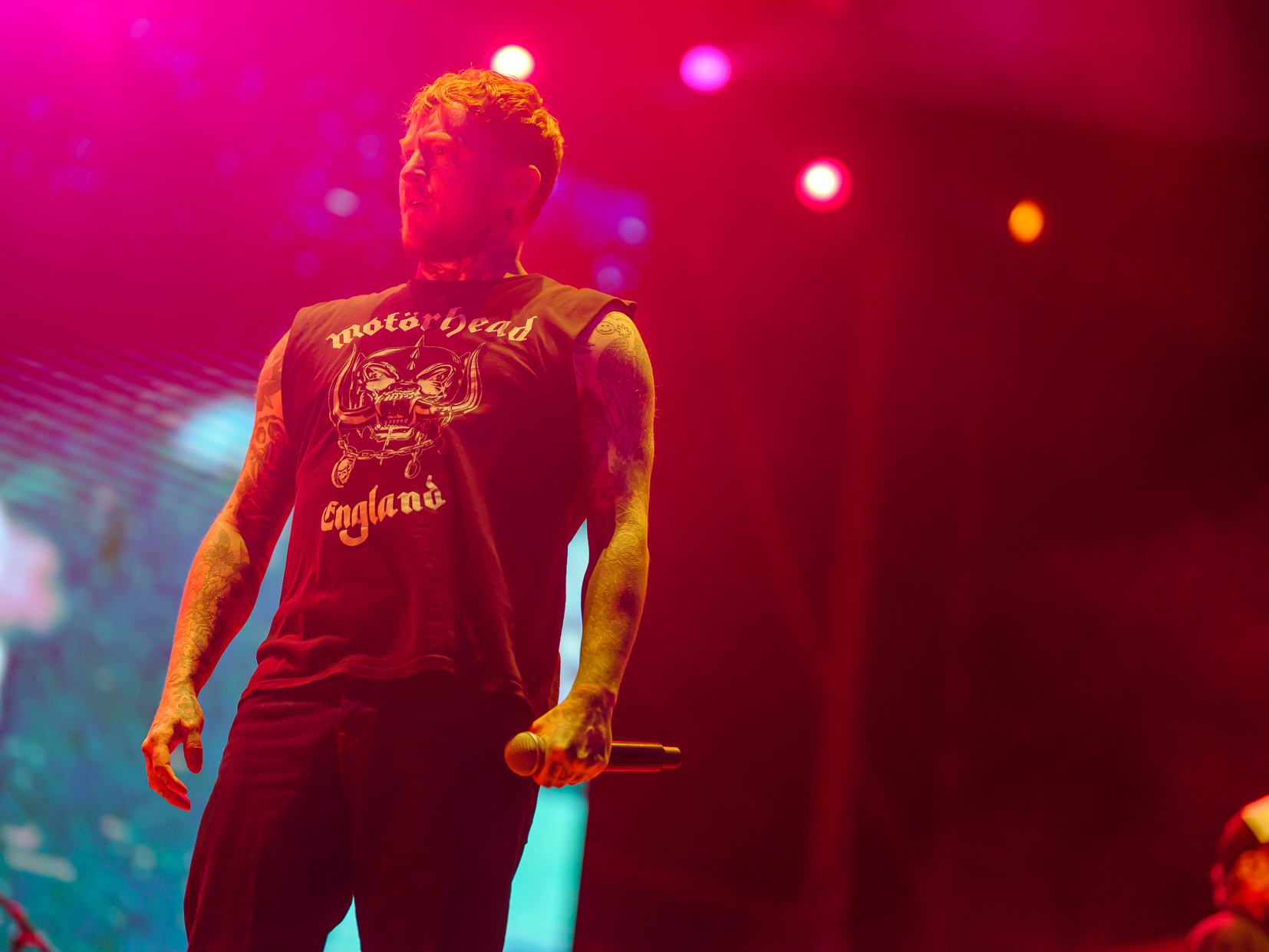 LS / Sex Pistols Sänger Frank Carter sucht in der Zitadelle Berlin den Kontakt zum Publikum. Mit Blicken, Gesten und Wort...