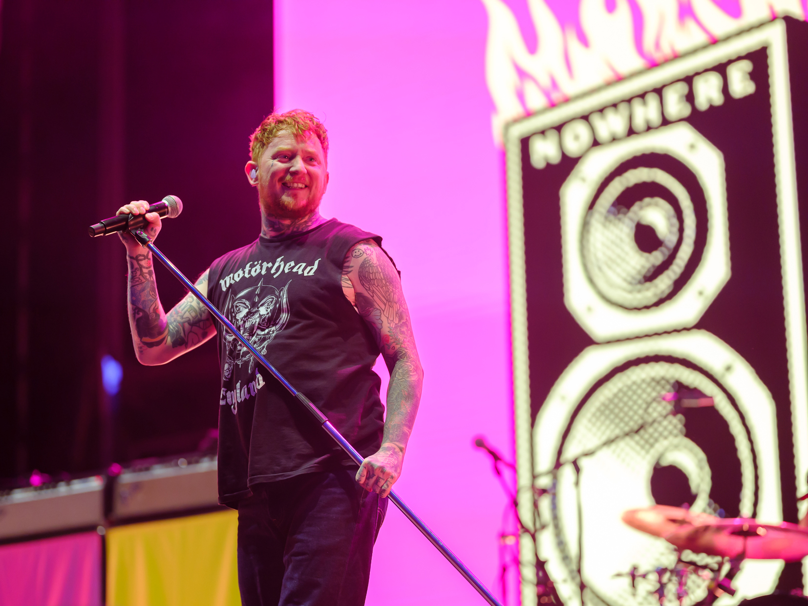 LS / Leadsänger Frank Carter zeigt Muskeln und sein Motörhead T-Shirt.