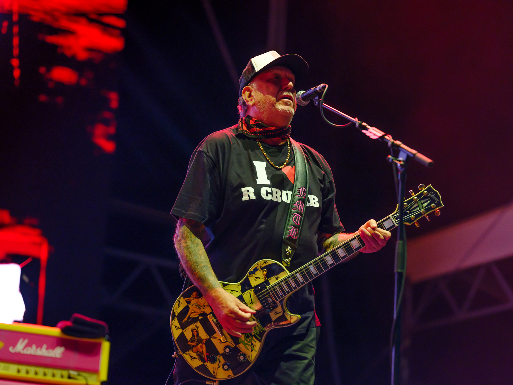 GR / Sex Pistols Gitarrist Steve Jones  bei einem gefeierten Auftritt in der Zitadelle Berlin. Jones' Gitarre trägt übri...