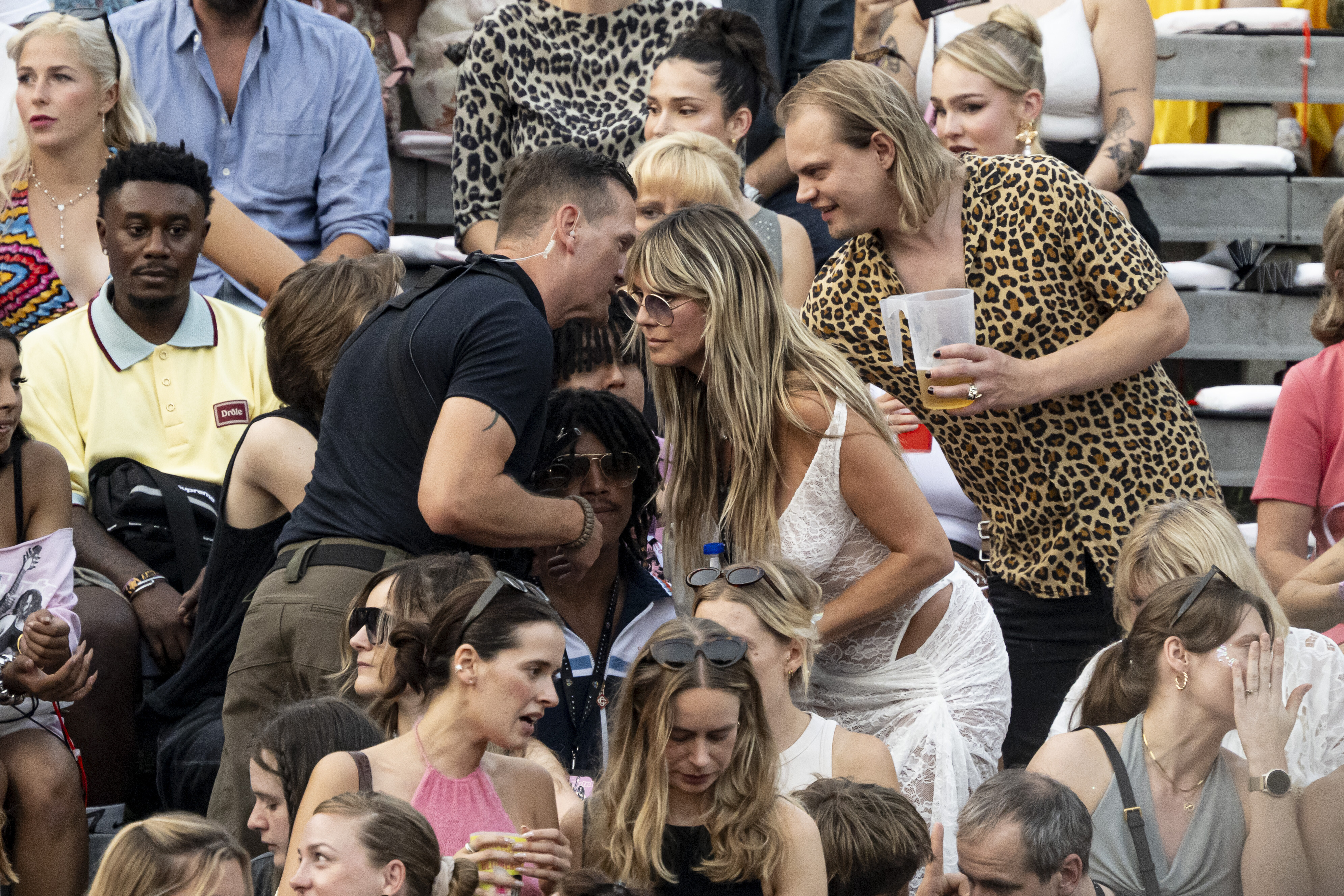 Heidi Klum (M), Model, steht beim Konzert der Band Tokio Hotel zu 20 Jahre "Durch den Monsun" vor Schauspieler Wilson Gonz...