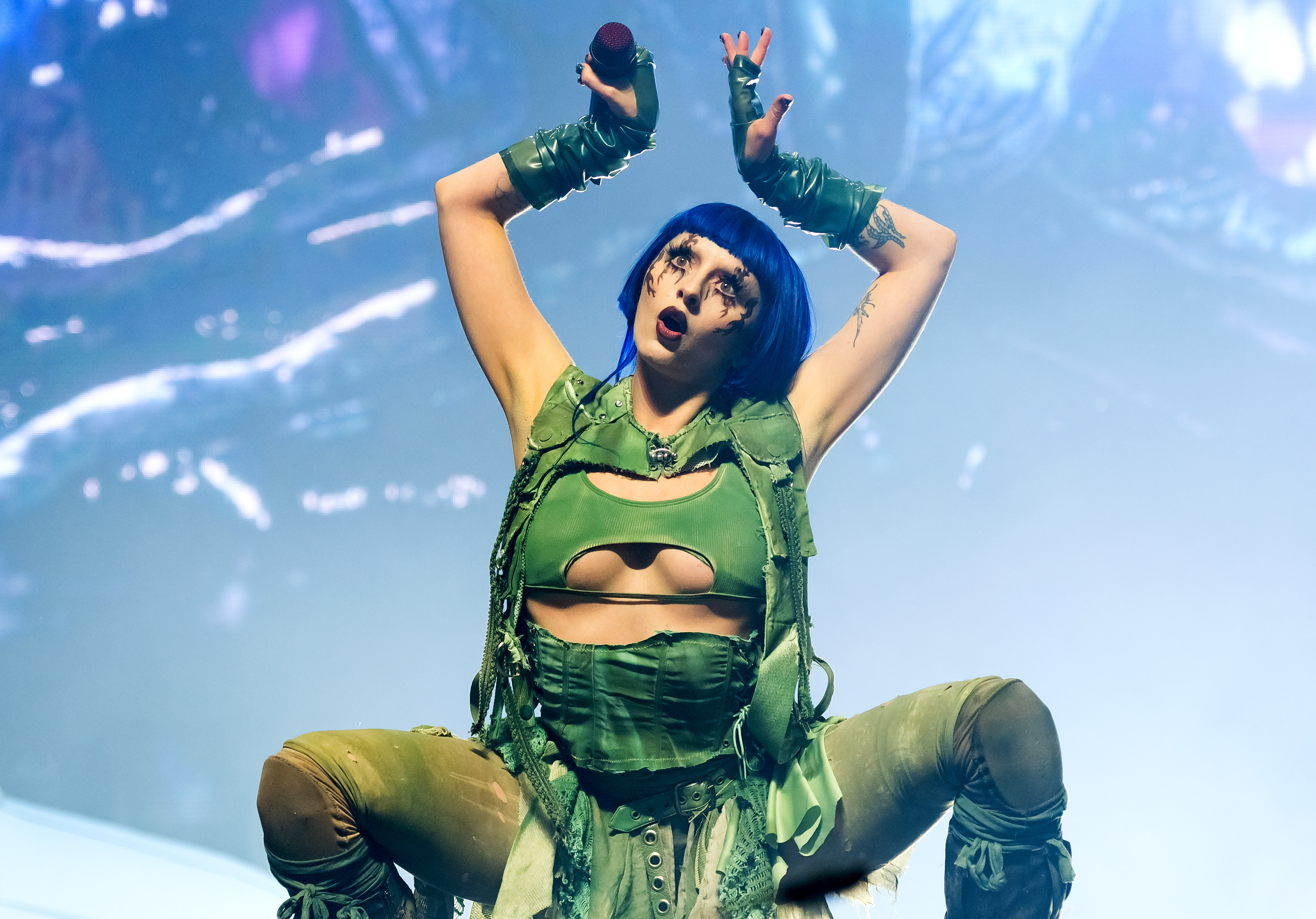 Ashnikkos Musikvideos sind visuelle Explosionen aus Surrealismus, Cyber-Fantasy und DIY-Ästhetik