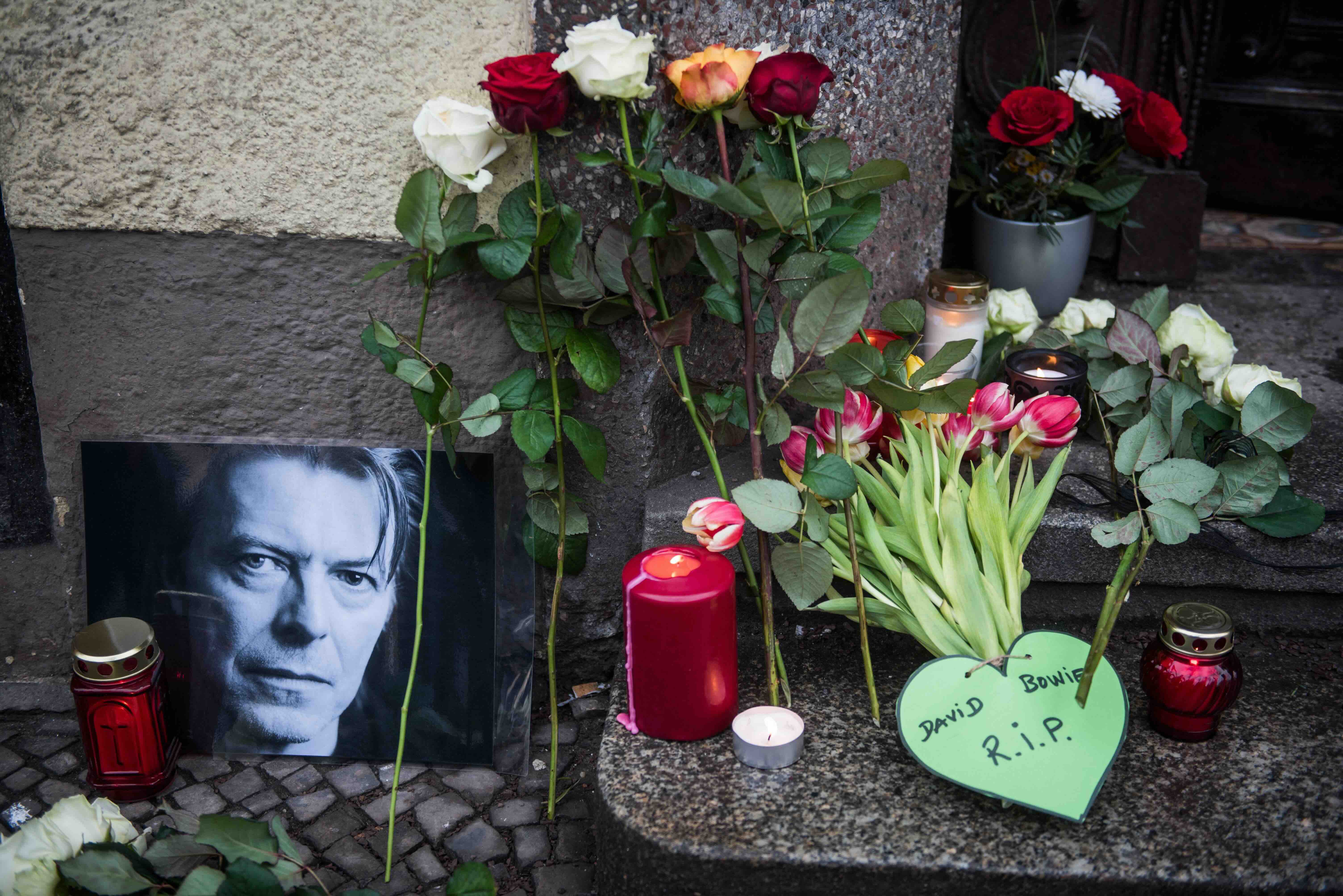 Blumen für Bowie: Nach dem Tod des Musikers 2016 legen Fans Blumen dort nieder, wo er einst in Berlin-Schöneberg wohnte