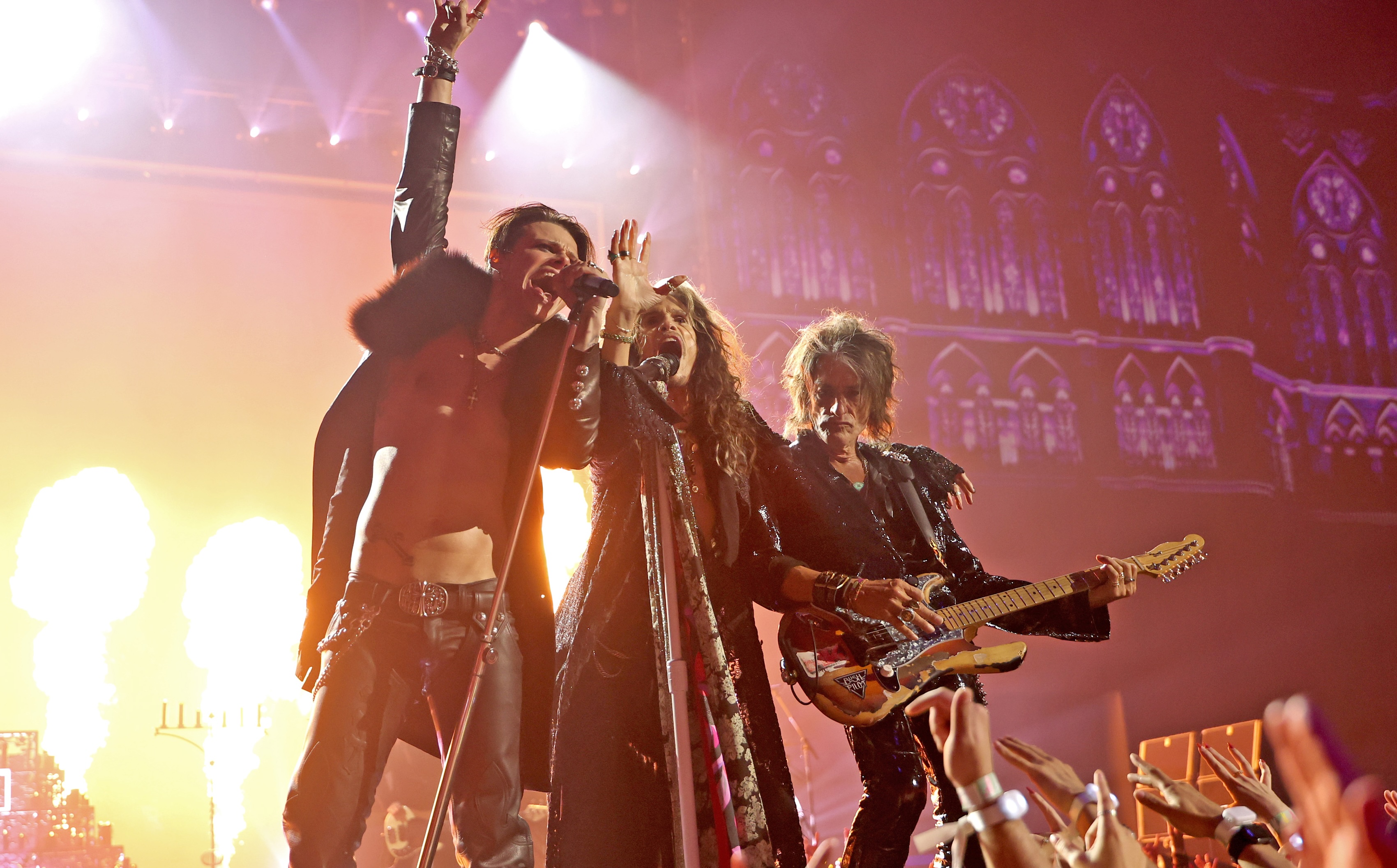 Steven Tyler und Joe Perry von Aerosmith mit Yungblud, hier bei den MTV Video Music Awards 2025