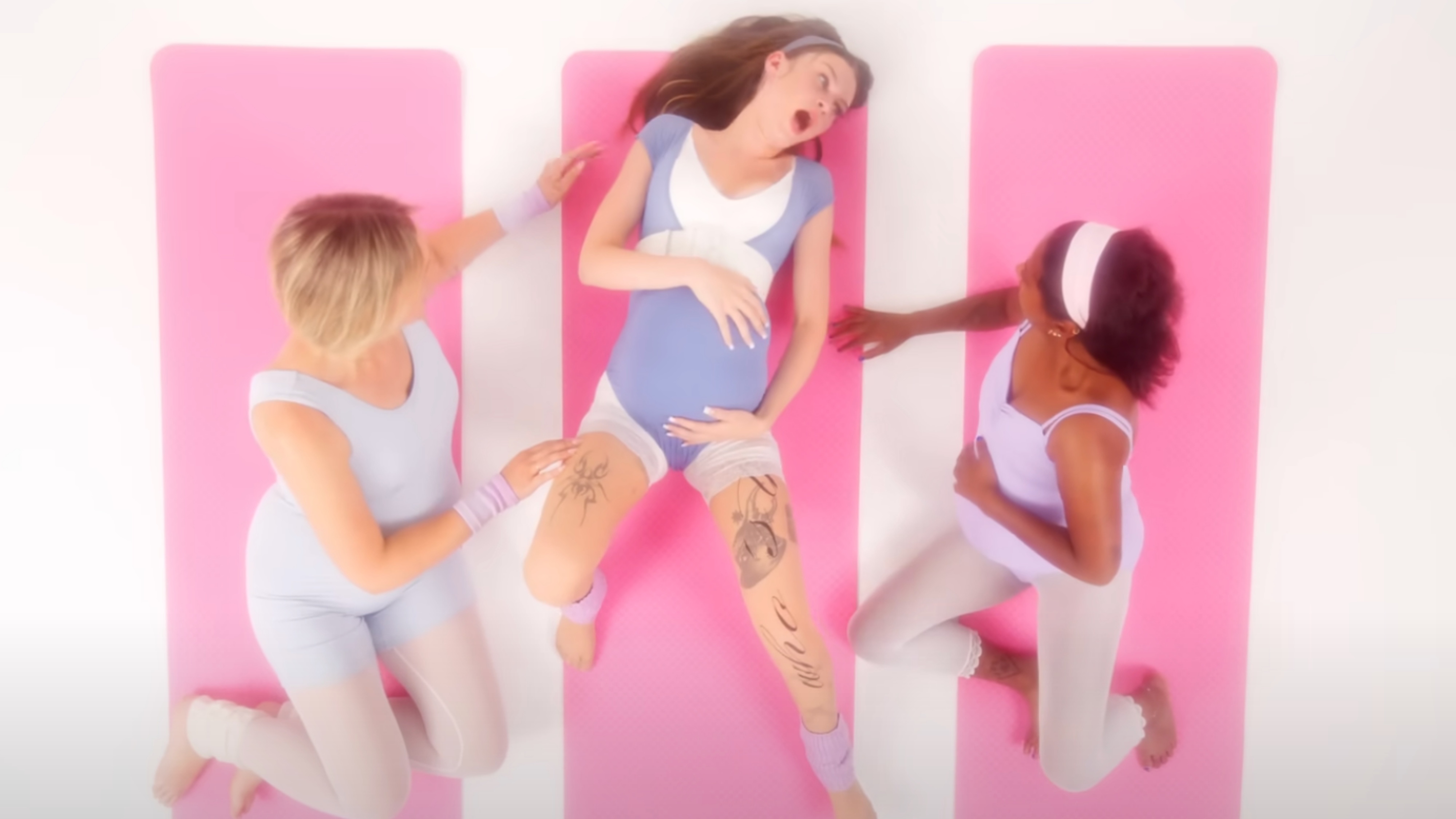 Szene aus dem Musikvideo von „Who's That“ von Ikkimel