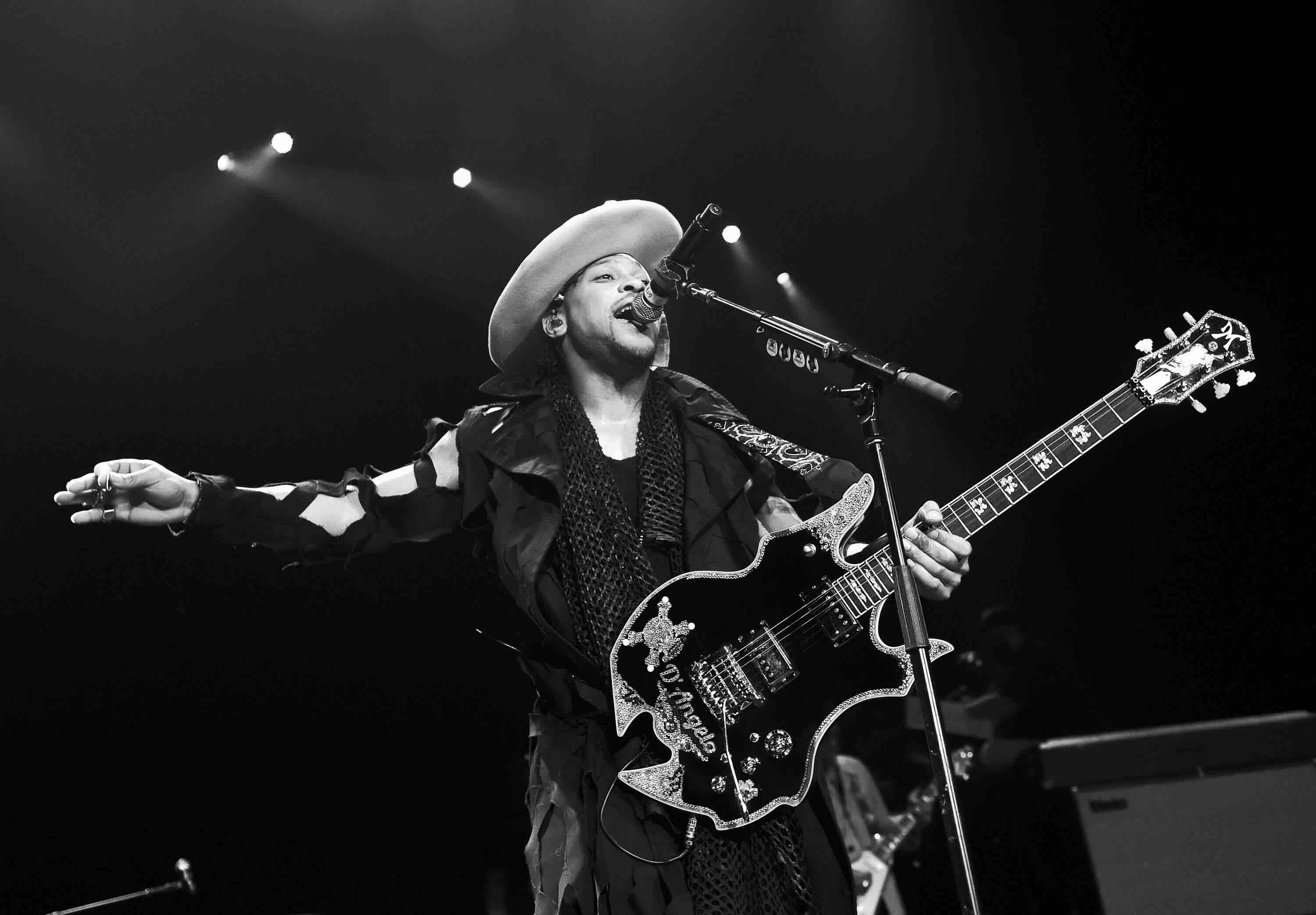 LAS VEGAS, NV - AUGUST 21:  Recording artist D'Angelo performs at The Chelsea at The Cosmopolitan of Las Vegas on August 2...