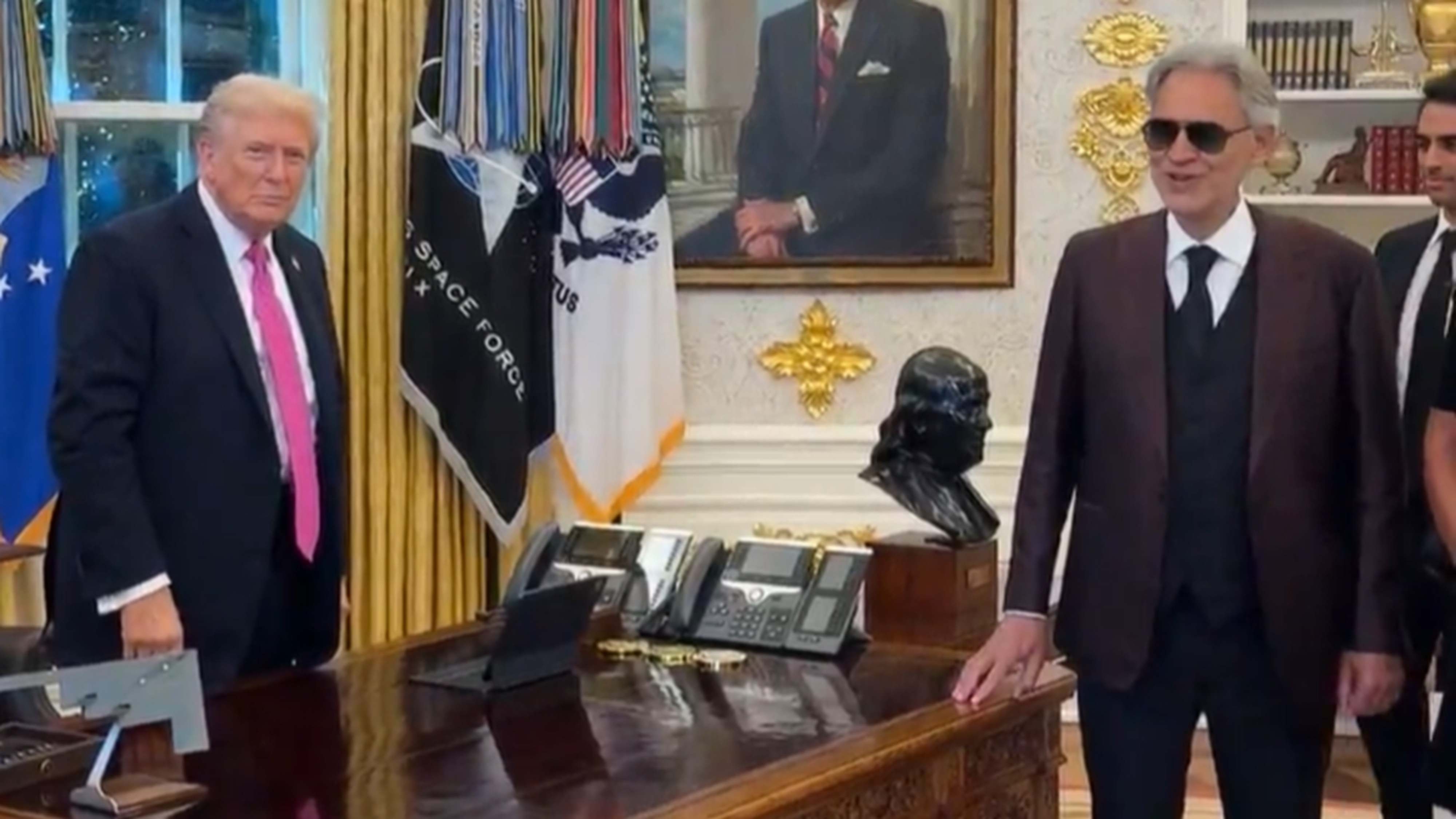 Andrea Bocelli bei Donald Trump im Oval Office