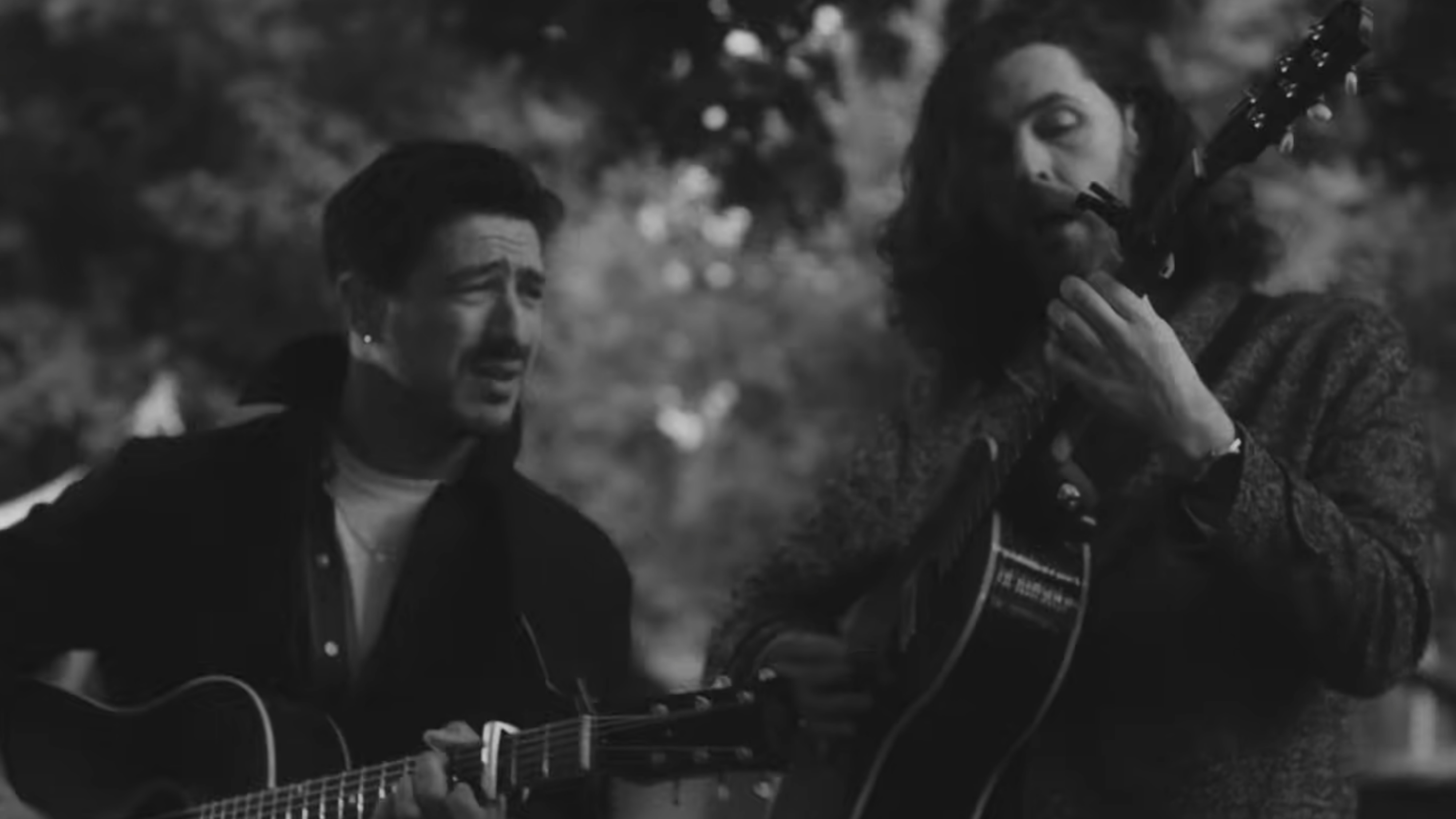 Marcus Mumford von Mumford & Sons mit Hozier im Video zu „Rubber Band Men“