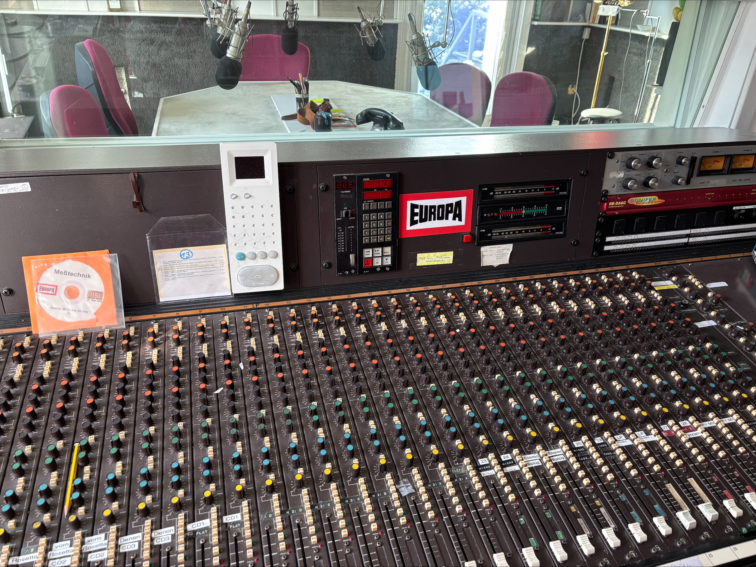 An diesem Mischpult sitzt Heikedine Körting und produziert Europa-Hörspiele