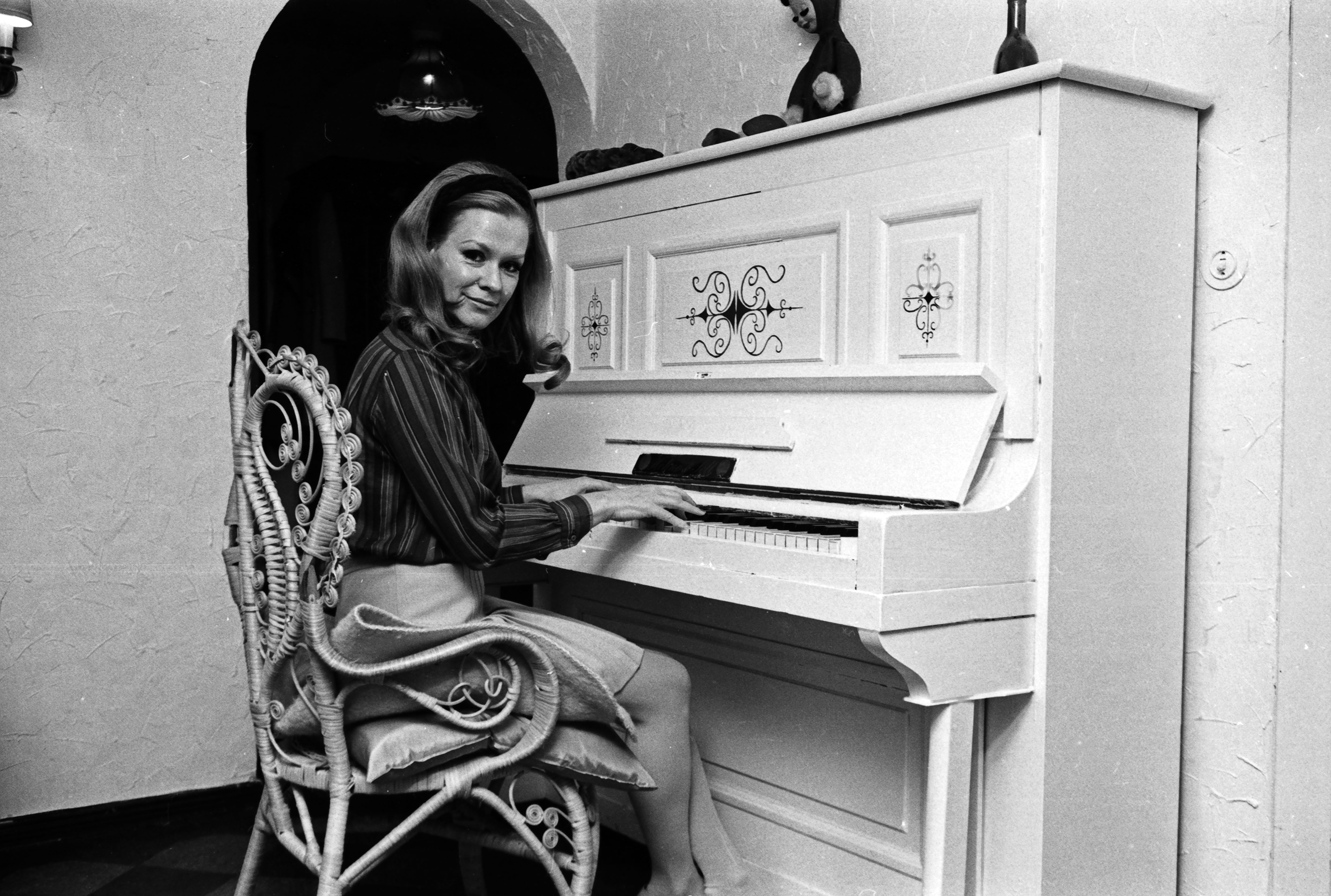 German actress and dubbing actress Ingrid van Bergen, Germany, 1960s. (Photo by Heinz Browers/United Archives via Getty Im...