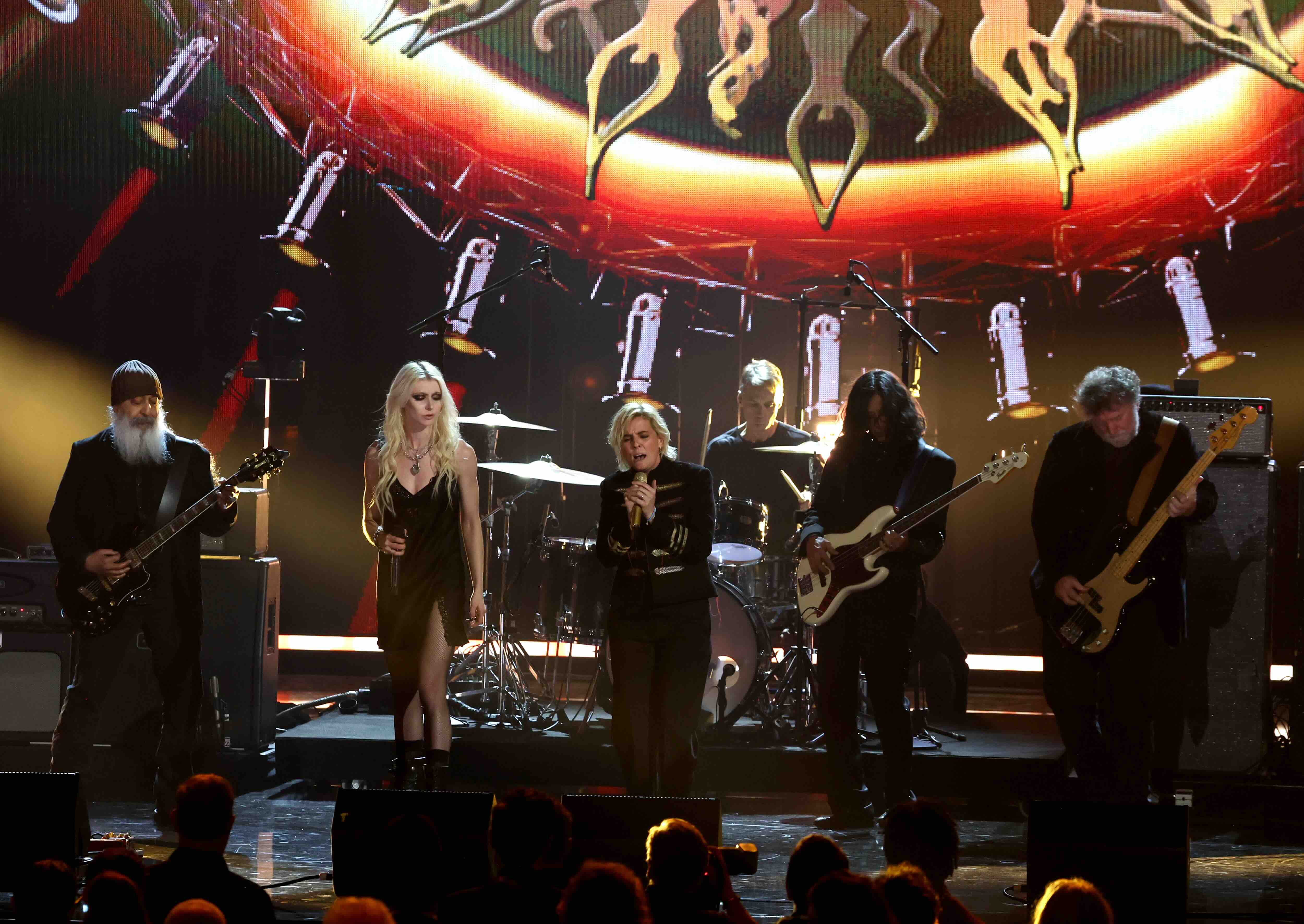 LOS ANGELES, CALIFORNIA - NOVEMBER 08: (L-R) Inductee Kim Thayil of Soundgarden, Taylor Momsen, Brandi Carlile, and induct...