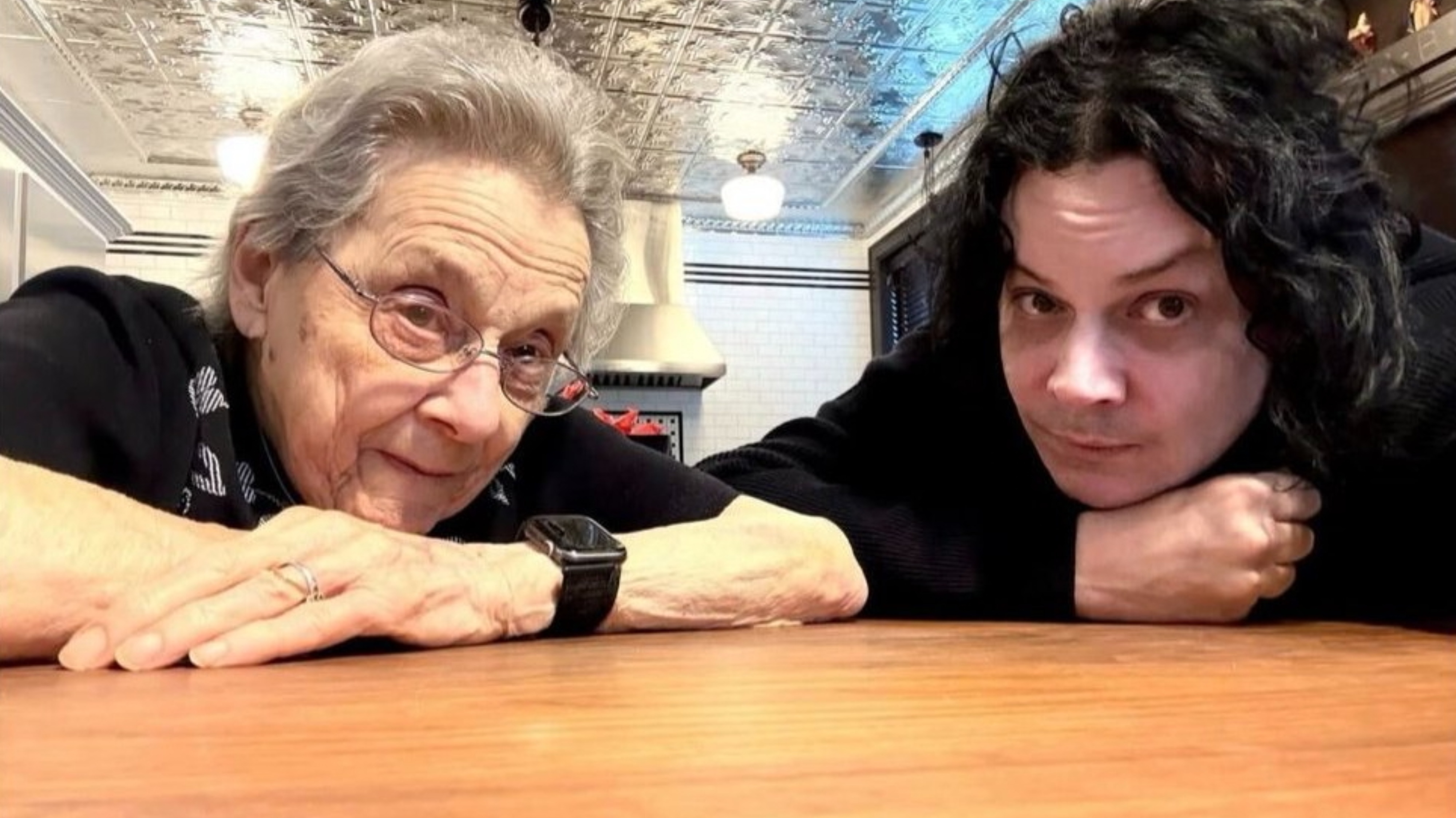 Jack White und seine Mutter Teresa (95)