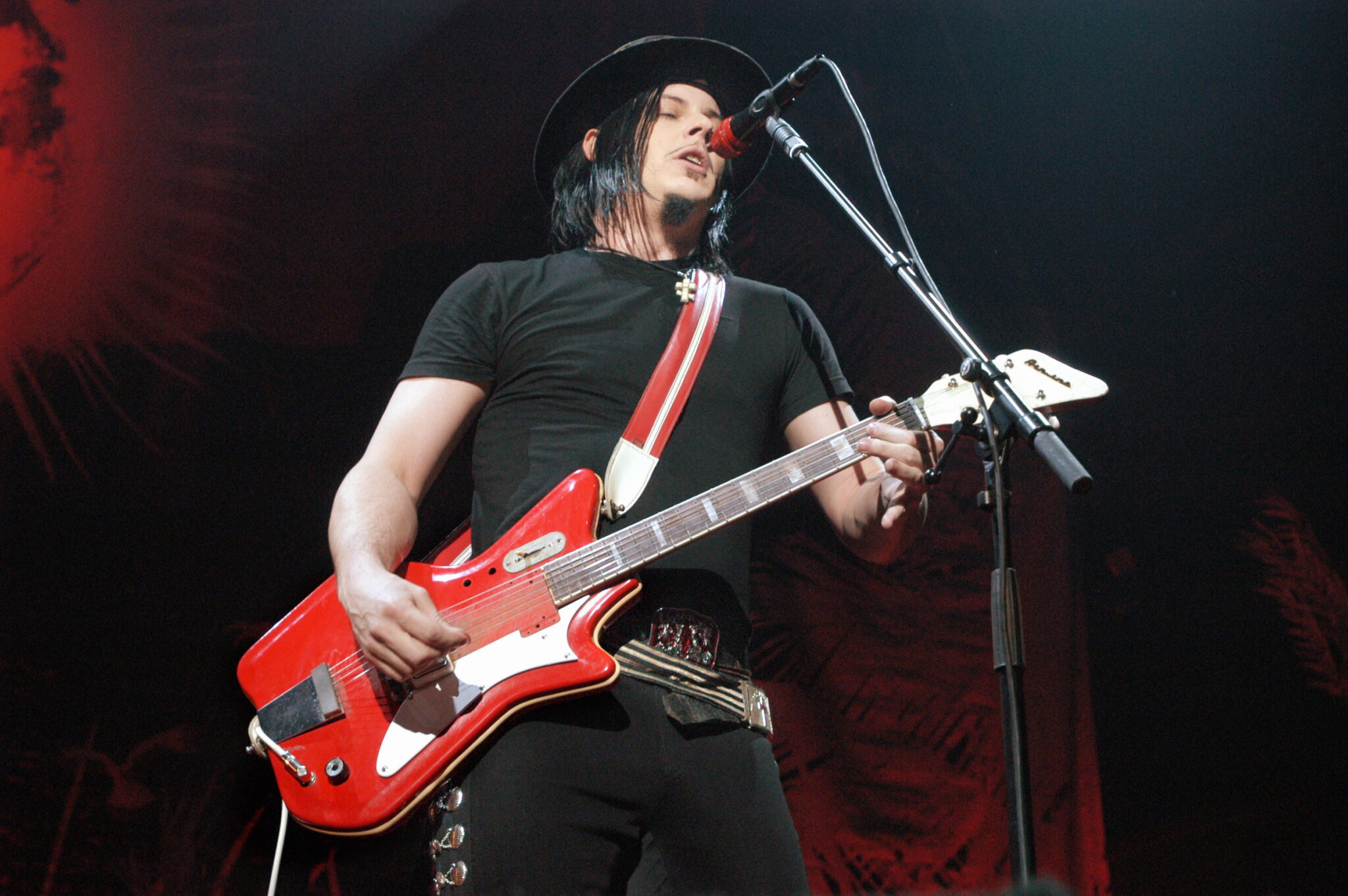 UNITED KINGDOM - NOVEMBER 13:  CARLING ACADEMY GLASGOW  Photo of Jack WHITE and WHITE STRIPES, Jack White performing on st...