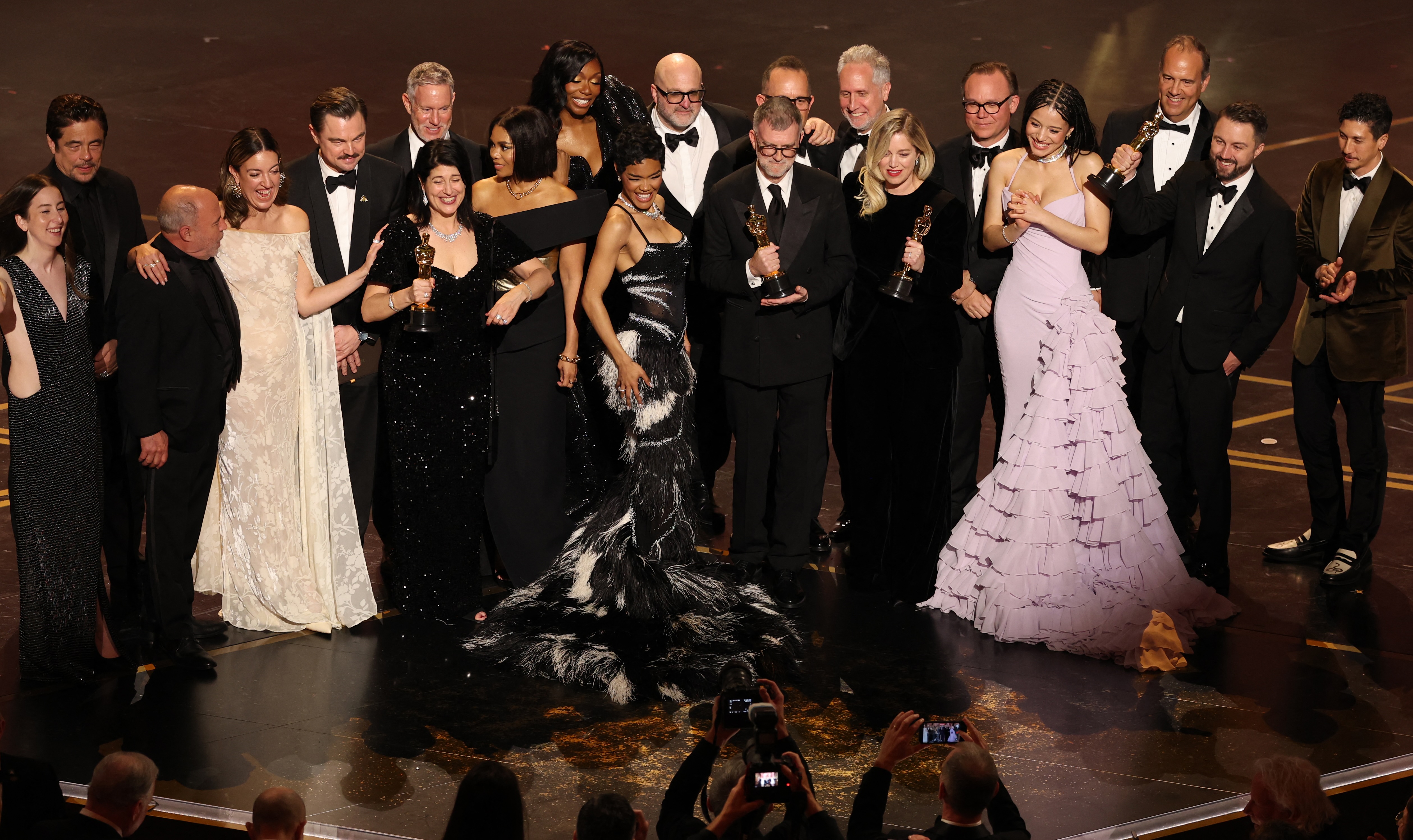 Cast und Crew von „One Battle After Another“ auf der Bühne, als es den oscar für den „Besten Film“ gibt